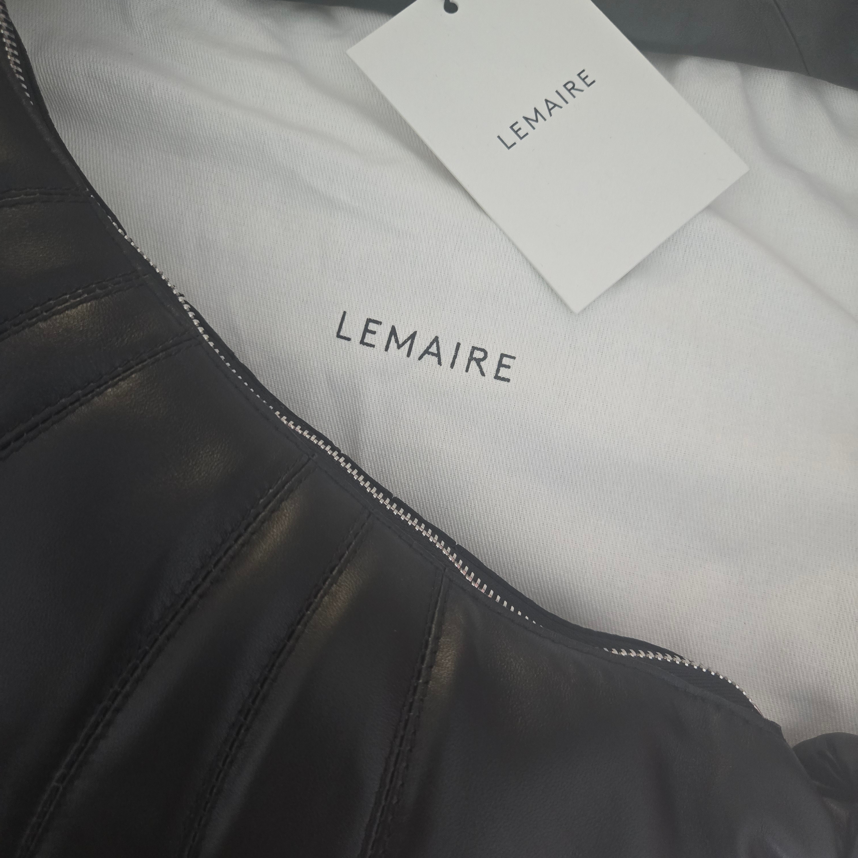 Lemaire Small Croissant Bag Soft Nappa Leather Black 착용 스타일