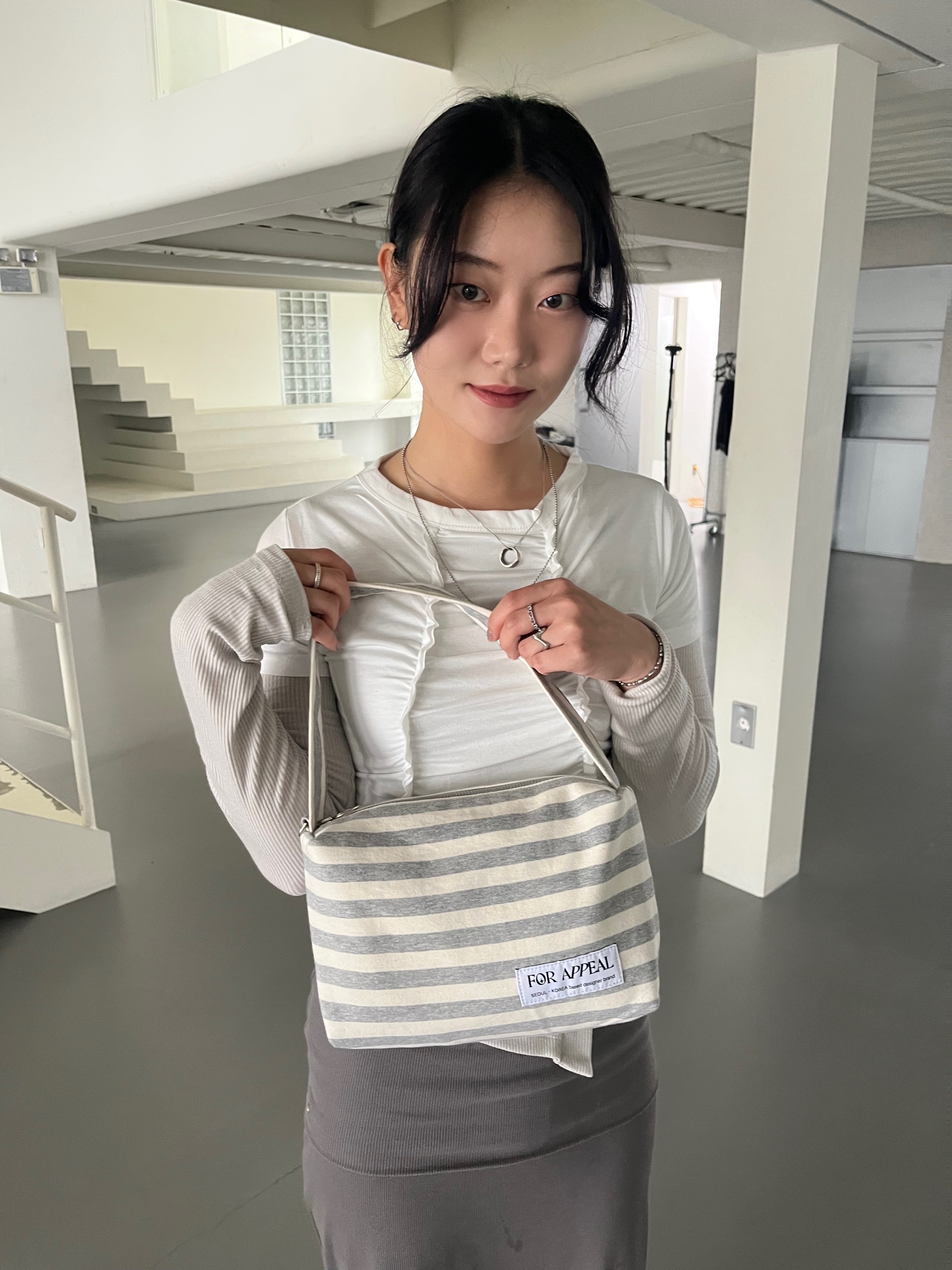 For Appeal Chill Shoulder Bag Stripe Gray 착용 스타일