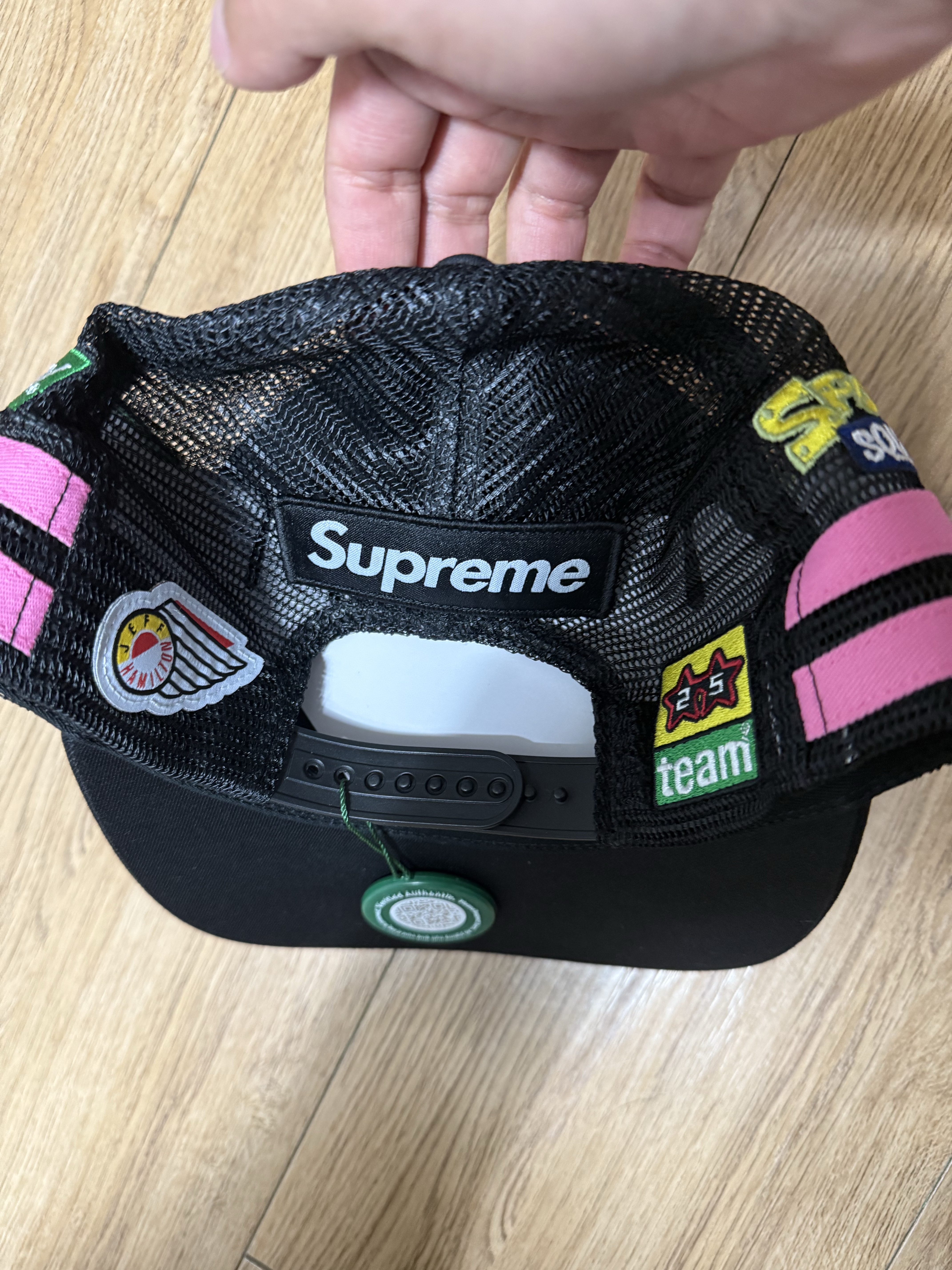 Supreme x SpongeBob Jeff Hamilton Mesh Back 6-Panel Black - 25SS 착용 스타일 - 2
