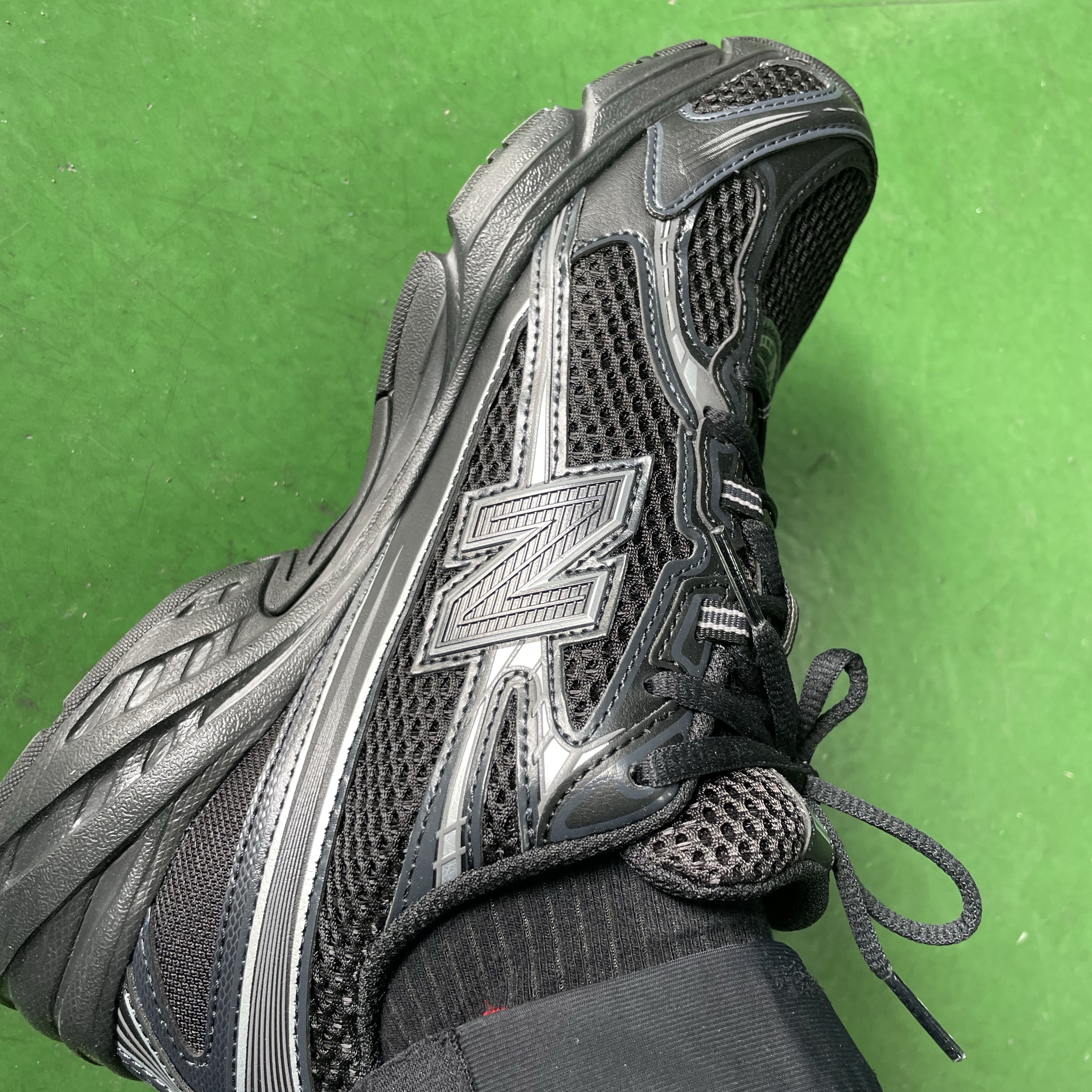 New Balance 740v2 Black Silver Metallic 착용 스타일