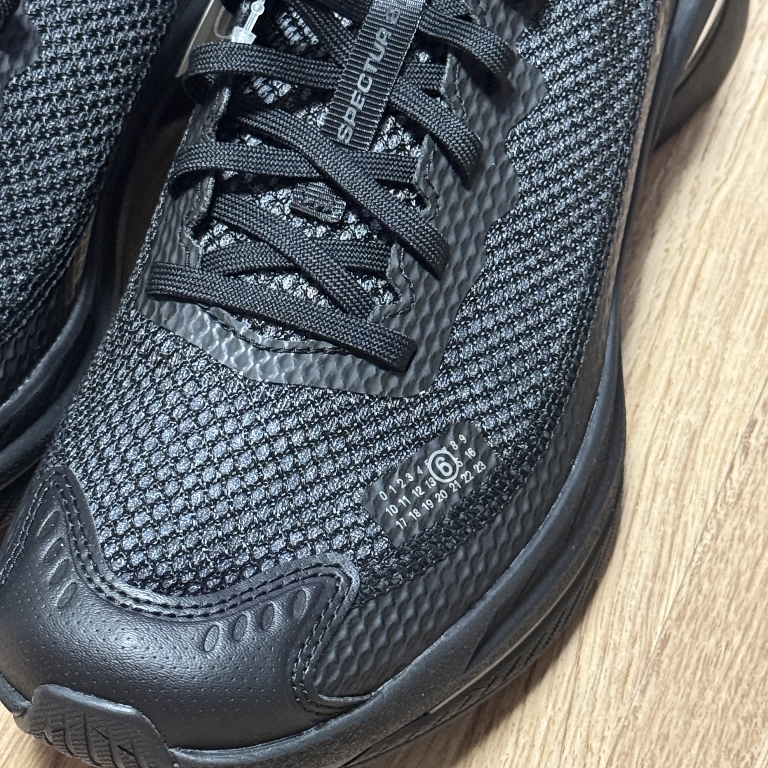 Salomon x MM6 Maison Margiela Spectur 2 Black Pewter 착용 스타일 - 1