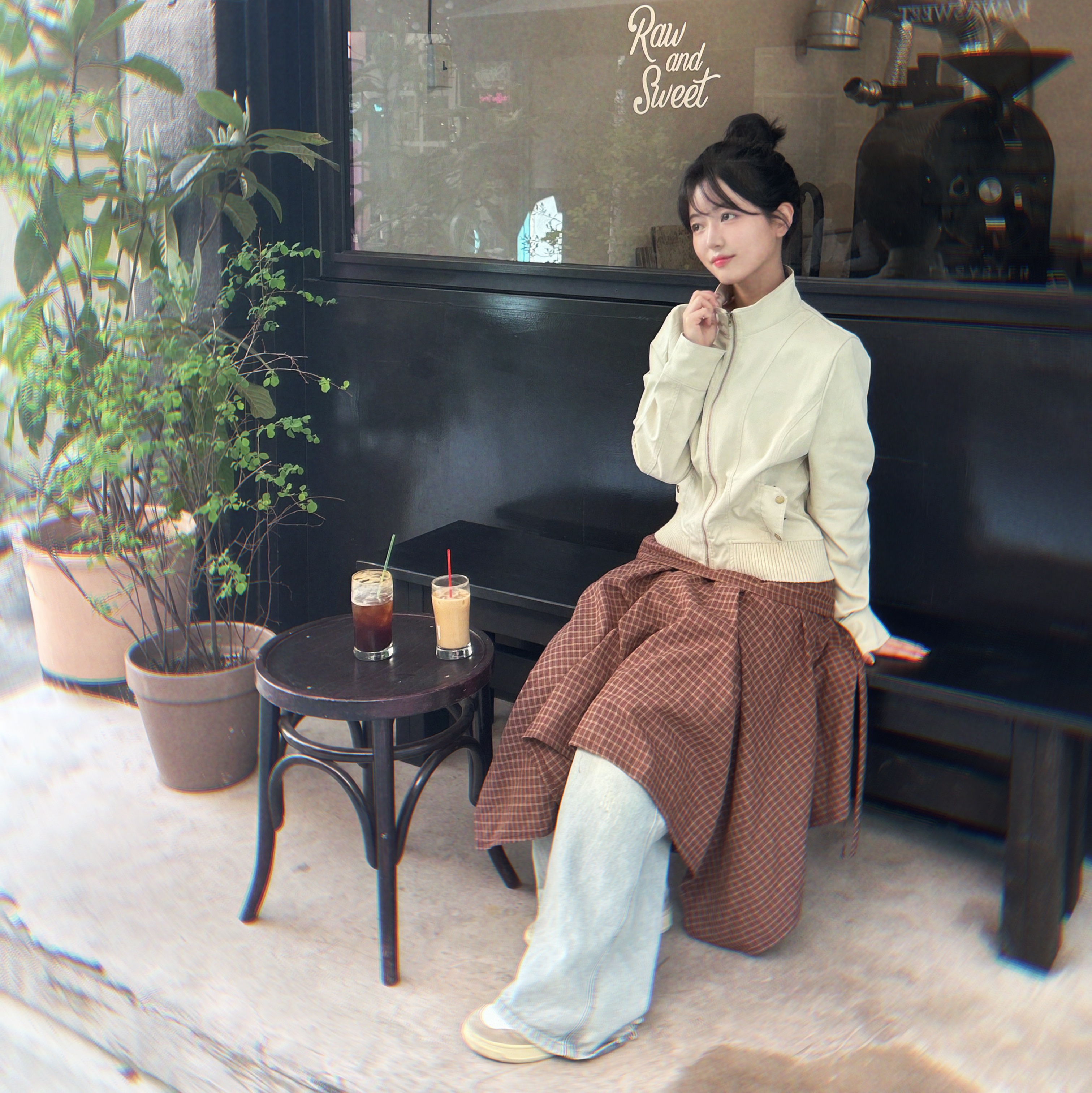 (W) Autry Medalist Low Leather Suede Sneakers White 착용 스타일 - 2