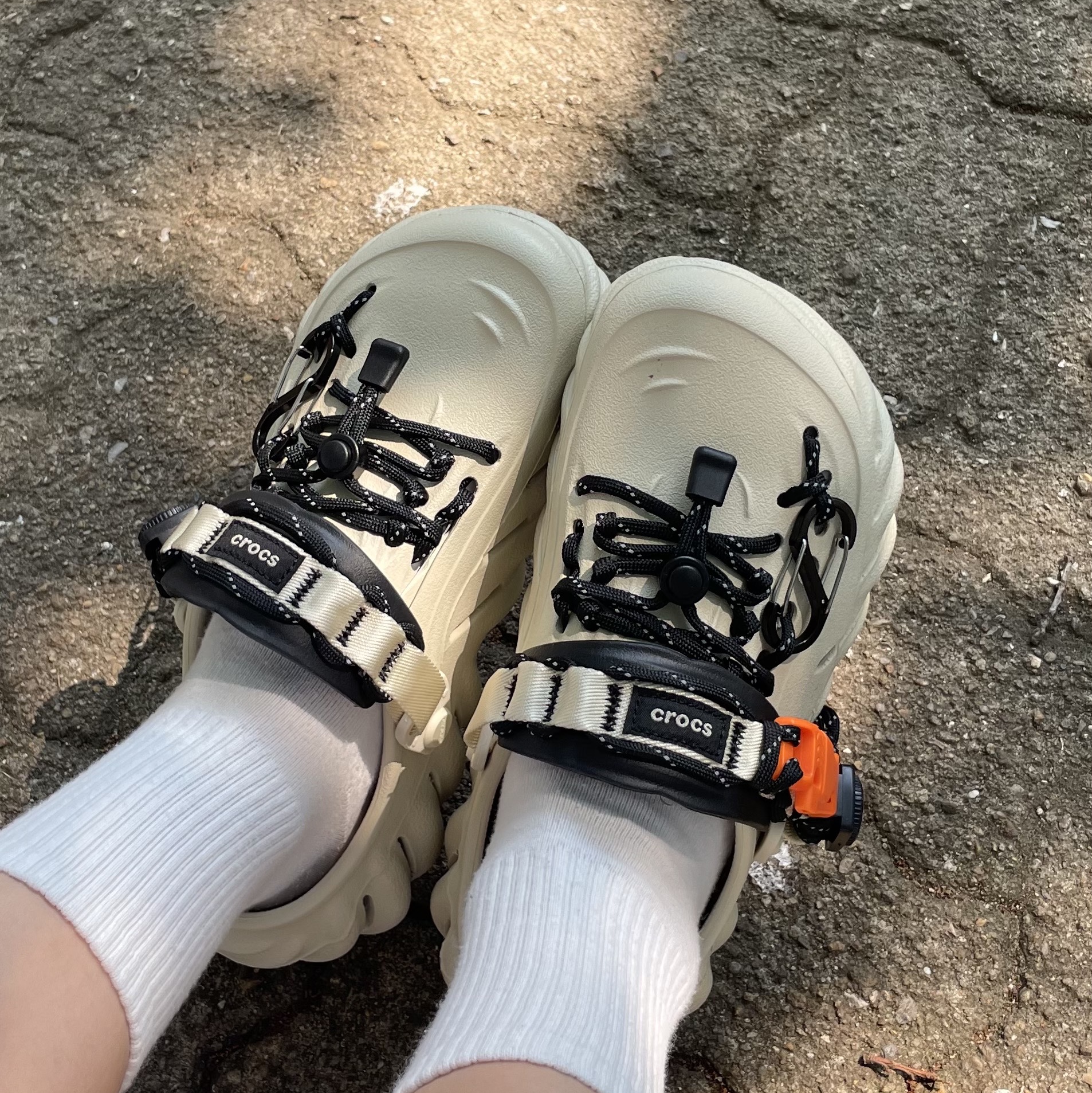 Crocs Echo Clog Bone Black 착용 스타일 - 1