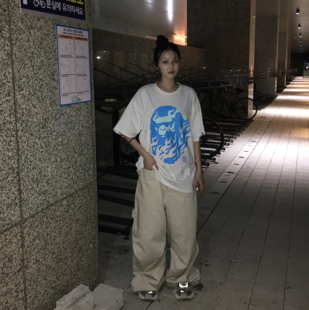 BAPE Flame Ape Head T-Shirt White Blue, Balenciaga 3XL Sneakers Beige 착용 스타일 - 5