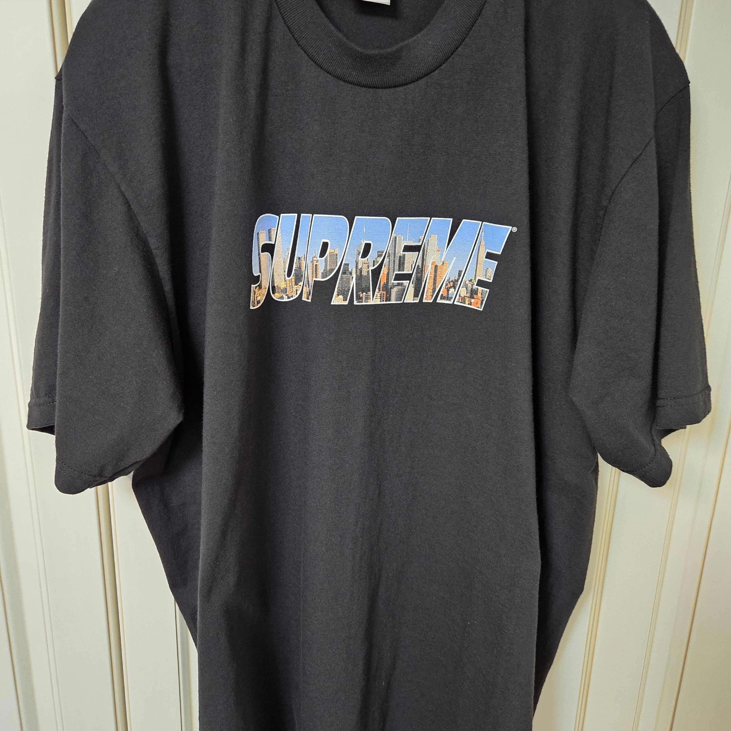 Supreme Gotham T-Shirt Black - 23FW 착용 스타일