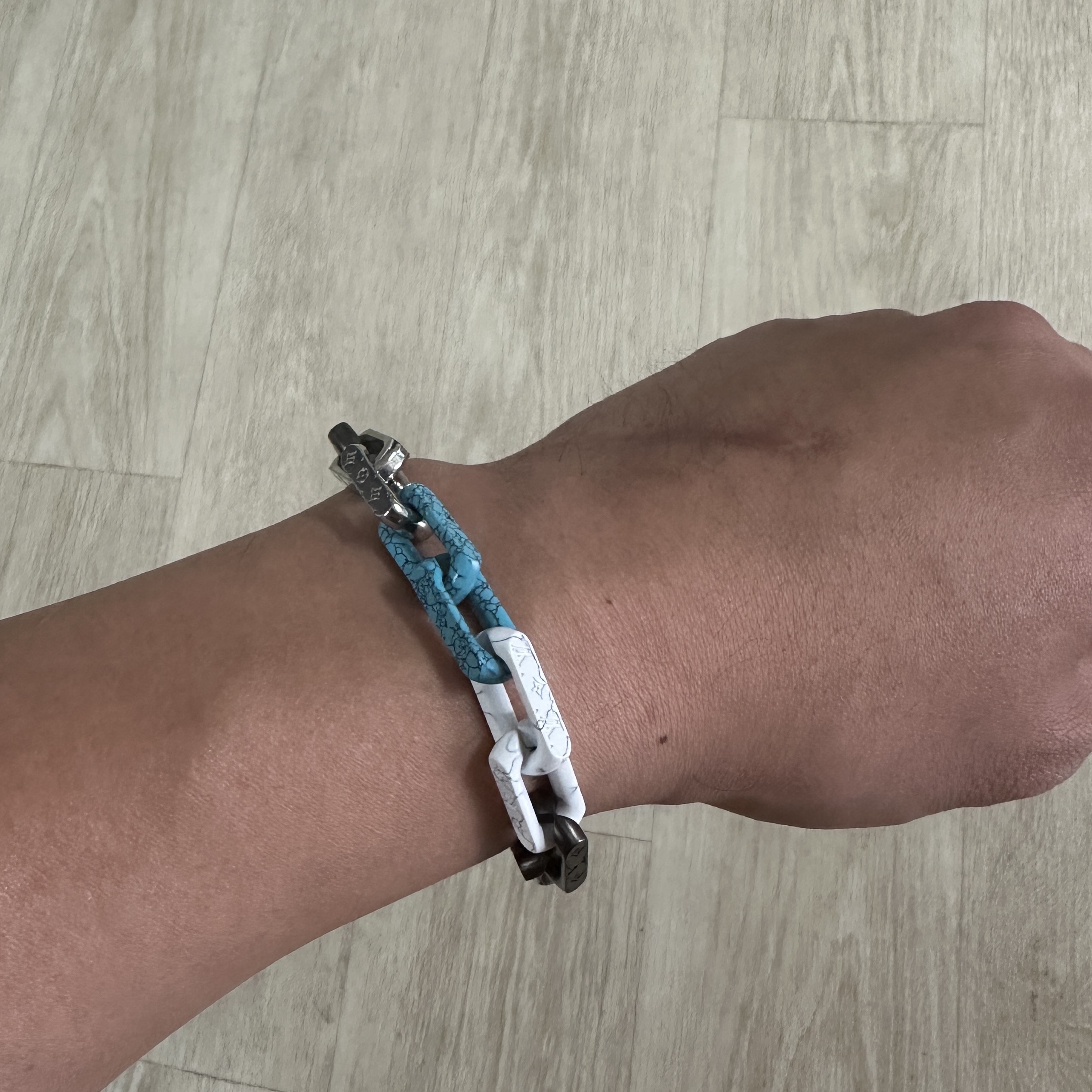 Louis Vuitton Monogram Chain Bracelet Silver Multicolor, Louis Vuitton Monogram Chain Bracelet Silver Black 착용 스타일 - 3