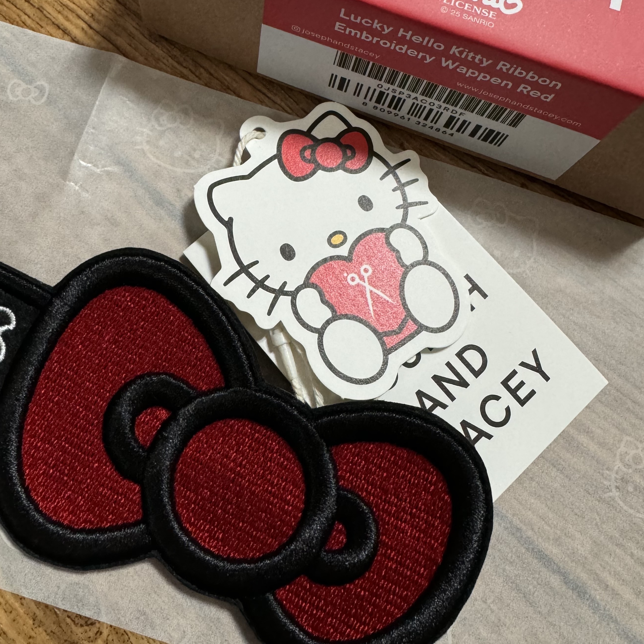 Joseph&Stacey Lucky Hello Kitty Ribbon Embroidery Wappen Red 착용 스타일