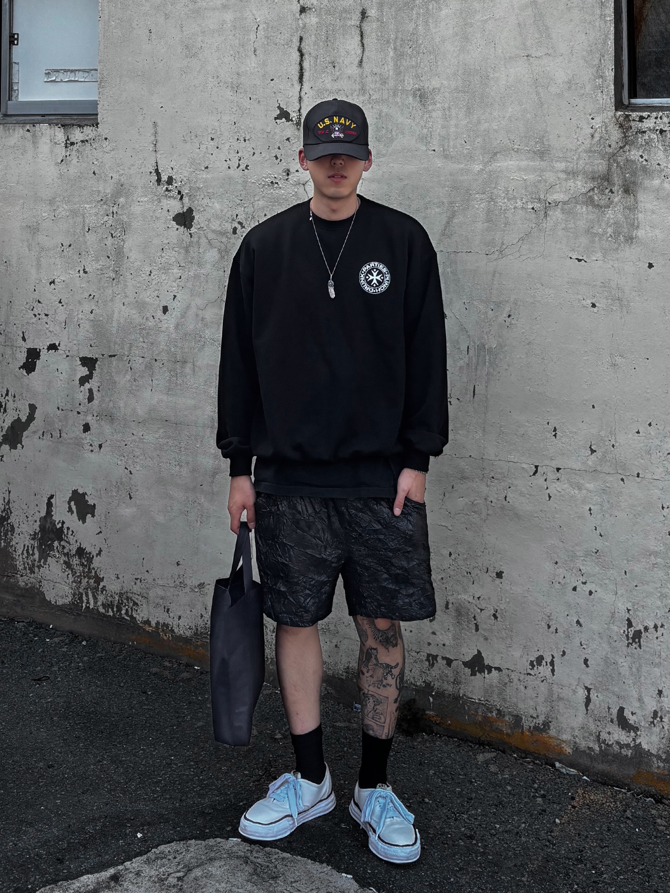 Wapworks Crease Baggy Shorts, Punch Drunk Parties Circle Logo Sweatshirts BLACK 착용 스타일 - 2
