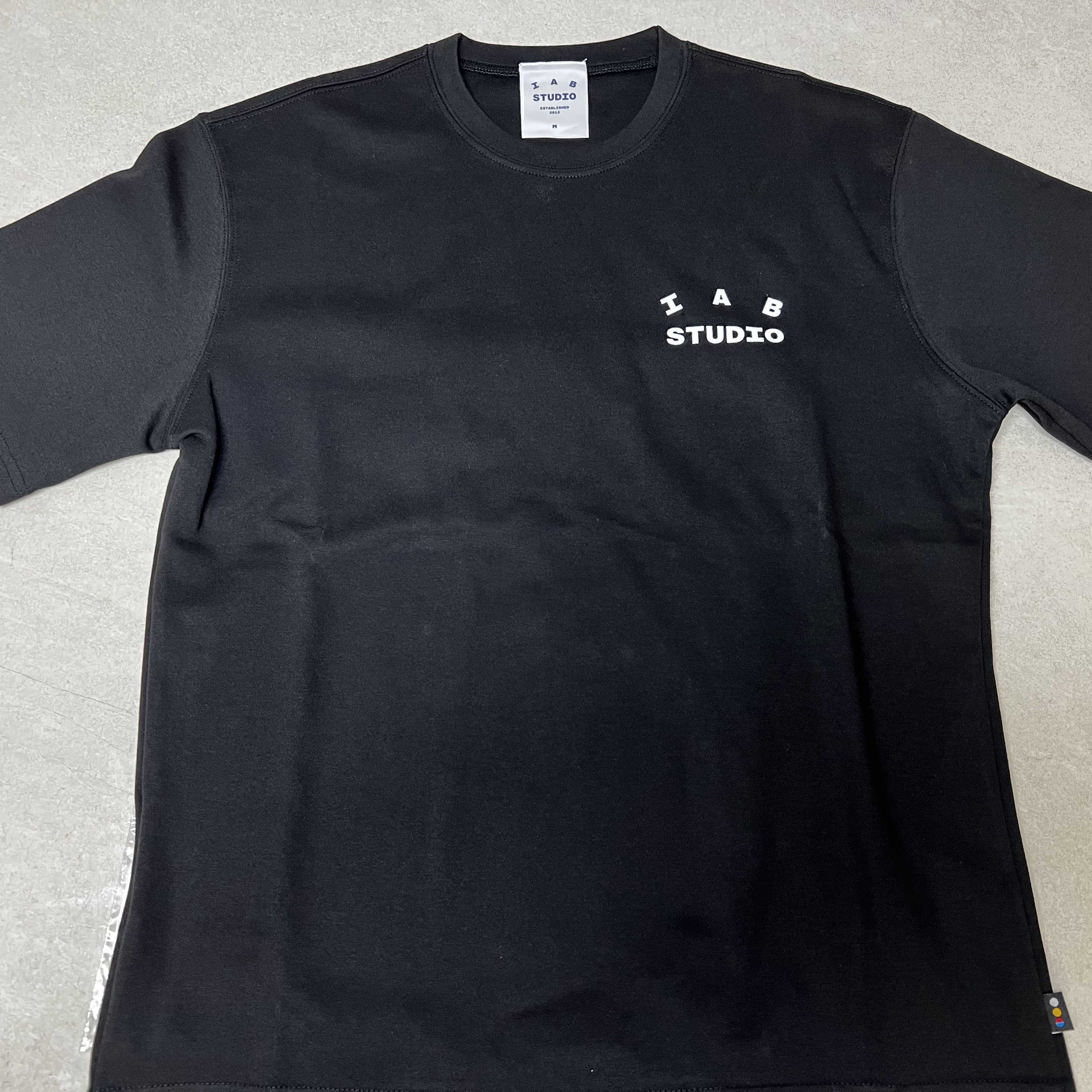 IAB Studio Basic T-Shirt Black White 착용 스타일 - 5