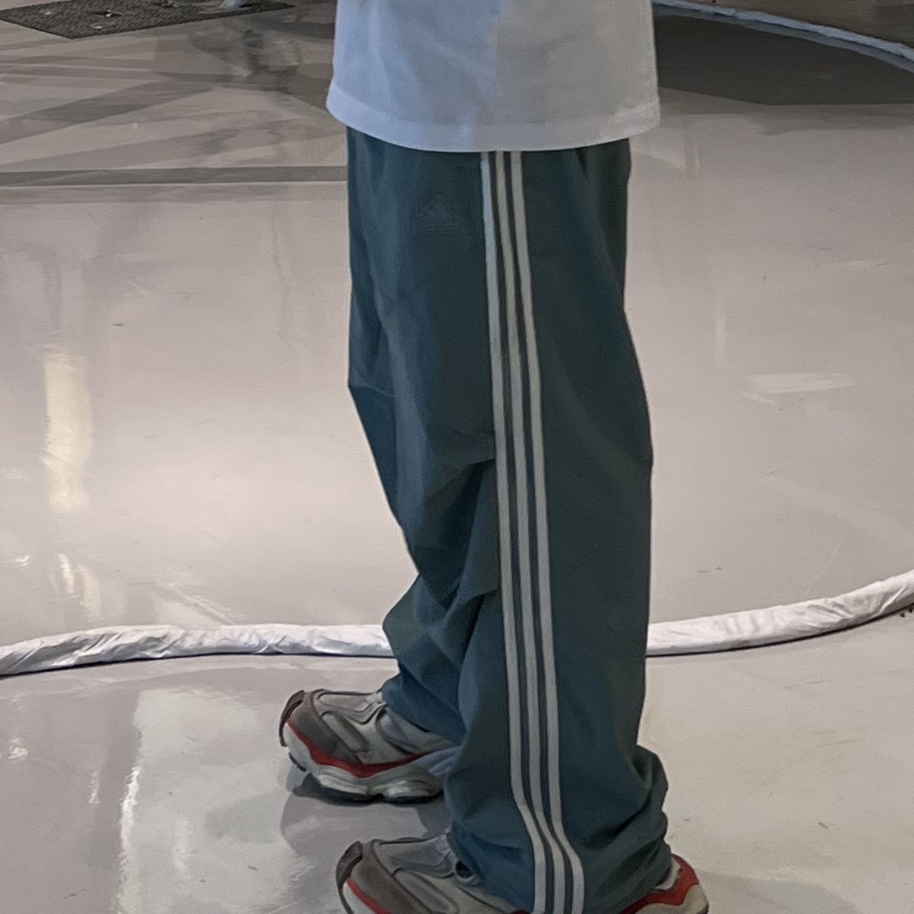 Balenciaga Cargo Sneakers Beige Grey Red 착용 스타일 - 2