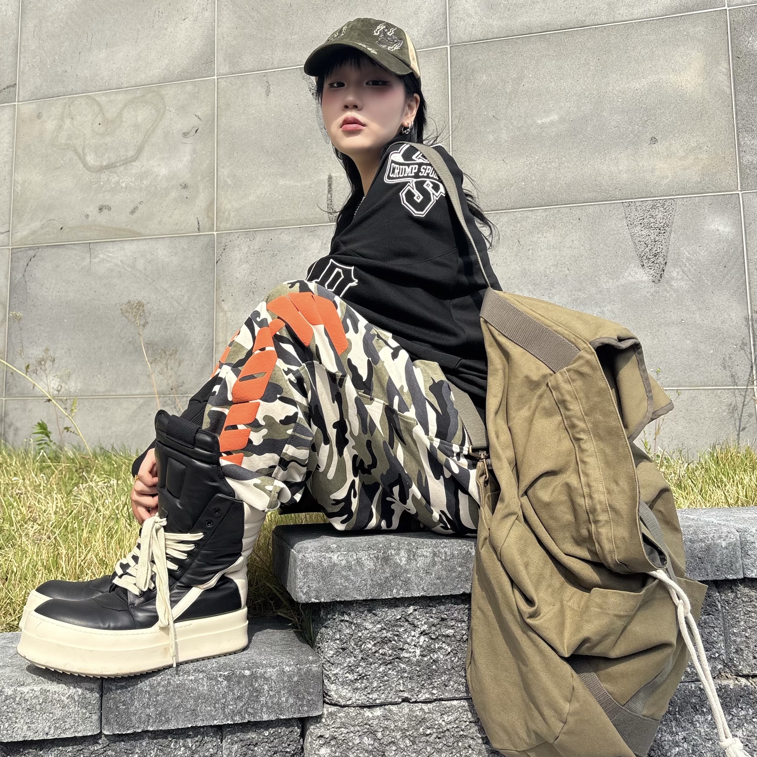 NETHERWORLD Oversized Sweat Jogger Camo, Rick Owens Hollywood Mega Bumper Geobasket in Full Grain Calf Leather Black Milk 착용 스타일 - 1