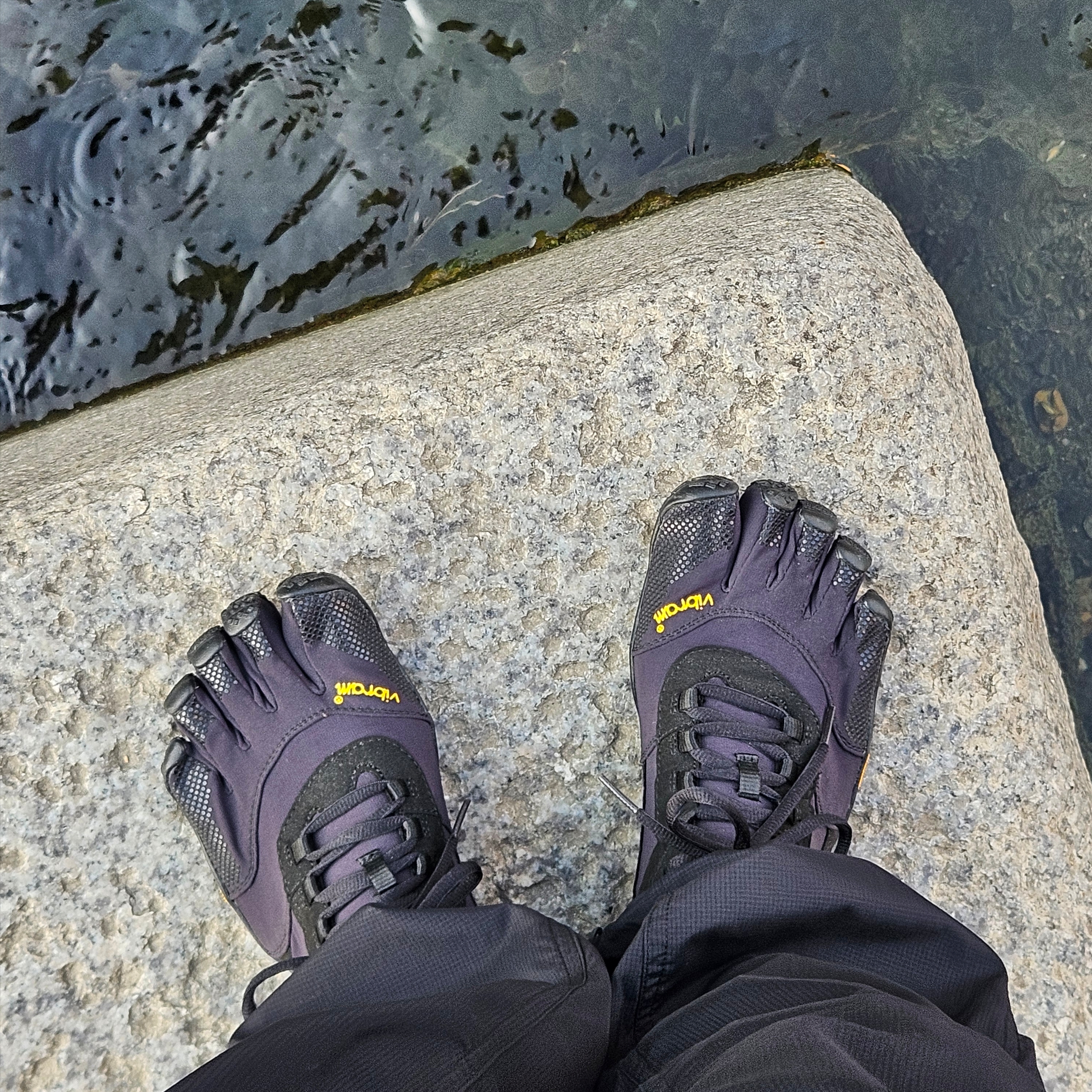 Vibram Fivefingers V-Trek Black 착용 스타일 - 2