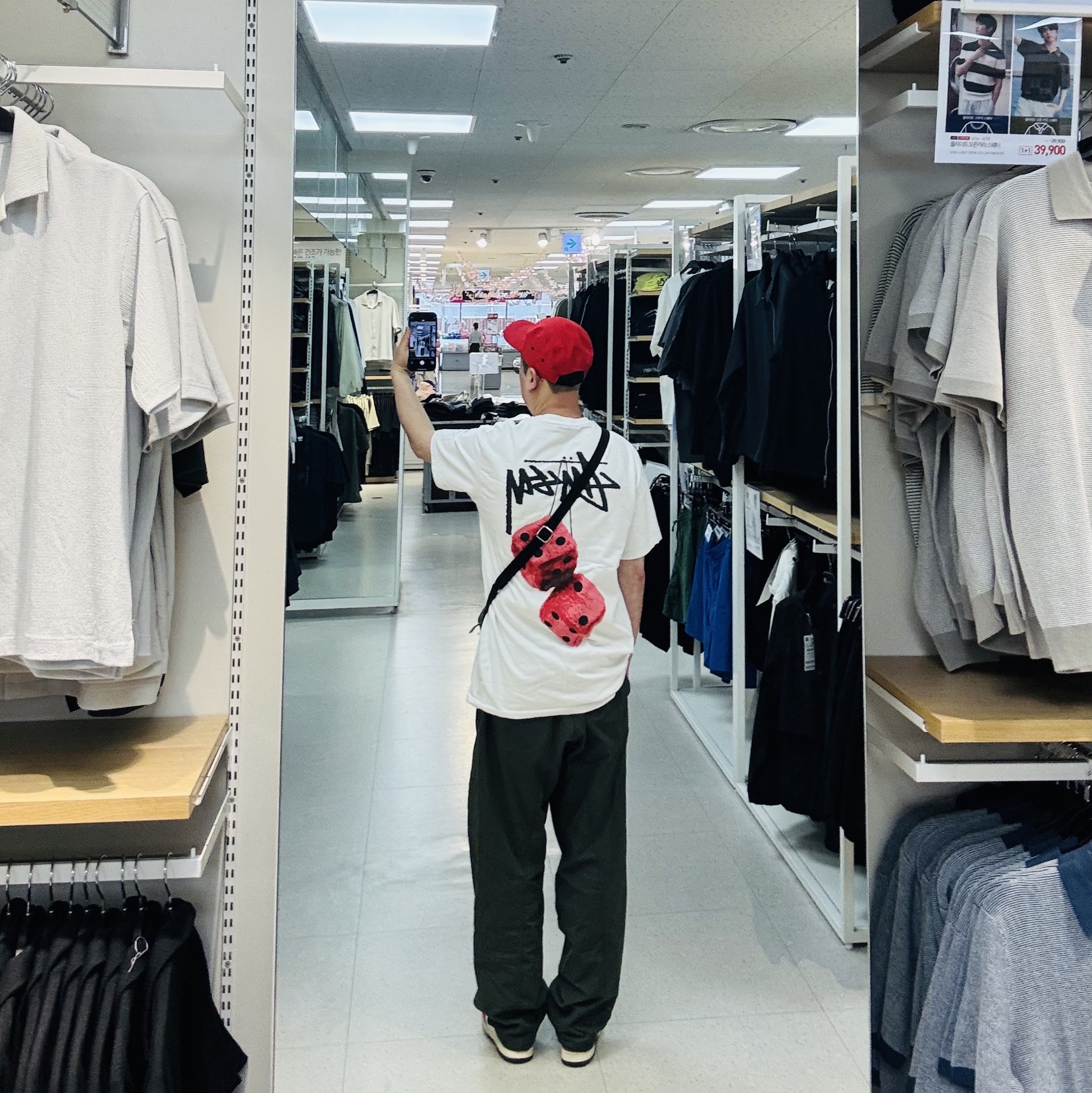 Nike x Undercover NRG AW84 TC Adjustable Cap Red, Stussy Fuzzy Dice T-Shirt White 착용 스타일 - 2