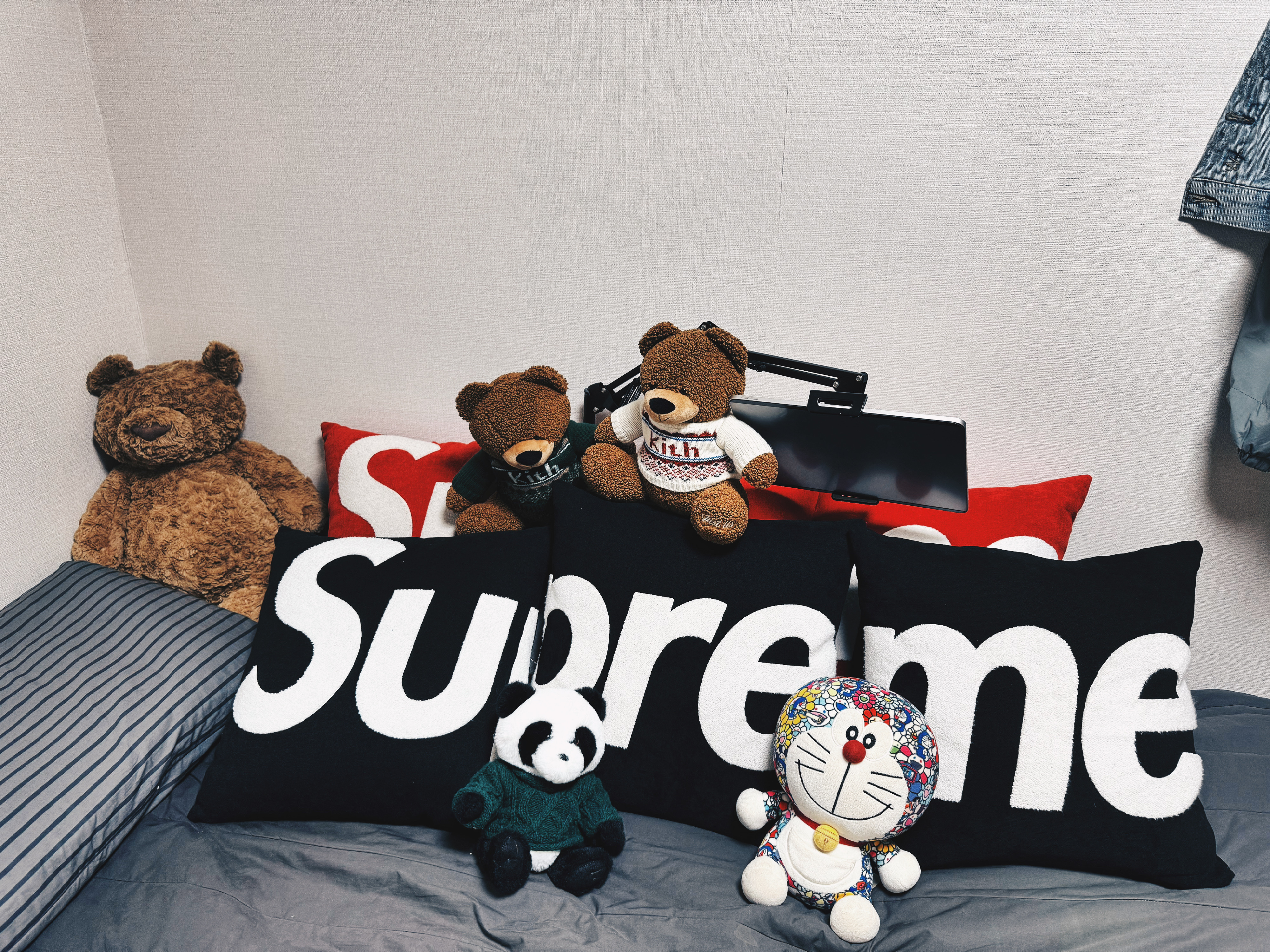 Supreme x Jules Pansu Pillows Red (Set of 3), Supreme x Jules Pansu Pillows Black (Set of 3) 착용 스타일