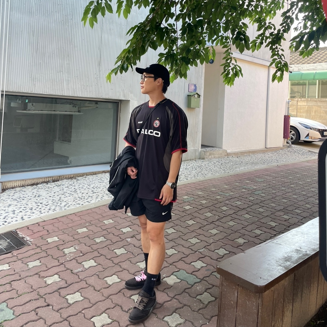 Supreme x Nike Track Jacket Black - 25SS, Jordan 1 x Travis Scott Retro Low OG SP Velvet Brown and Dark Mocha 착용 스타일 - 1