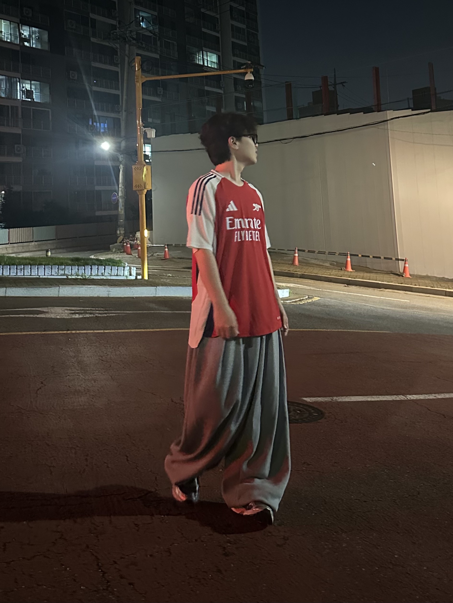 Adidas Arsenal 2024/25 Home Jersey Better Scarlet White - KR Sizing (Non Marking Ver.), Adidas Arsenal 2024/25 Home Jersey Better Scarlet White - US Sizing (Non Marking Ver.) 착용 스타일