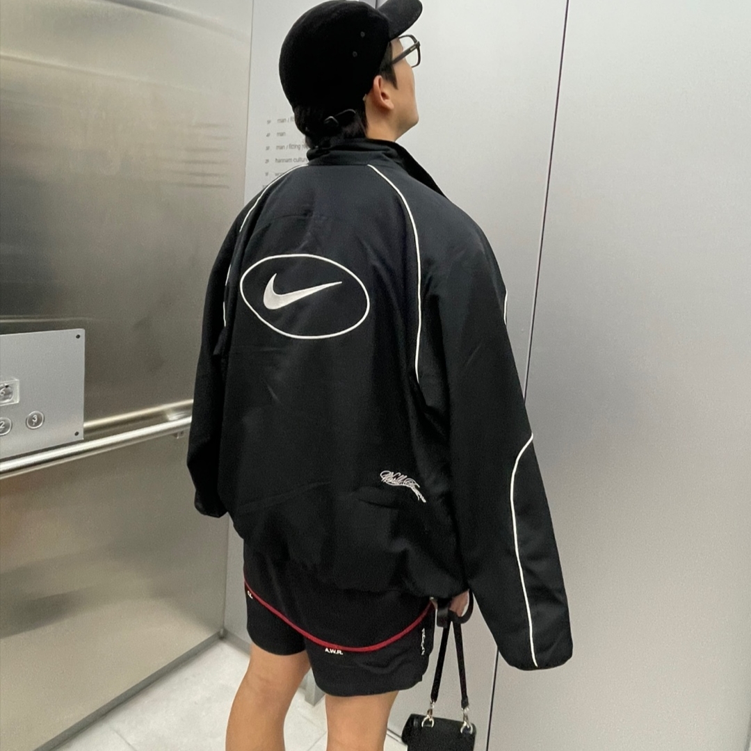 Supreme x Nike Track Jacket Black - 25SS, Jordan 1 x Travis Scott Retro Low OG SP Velvet Brown and Dark Mocha 착용 스타일 - 2