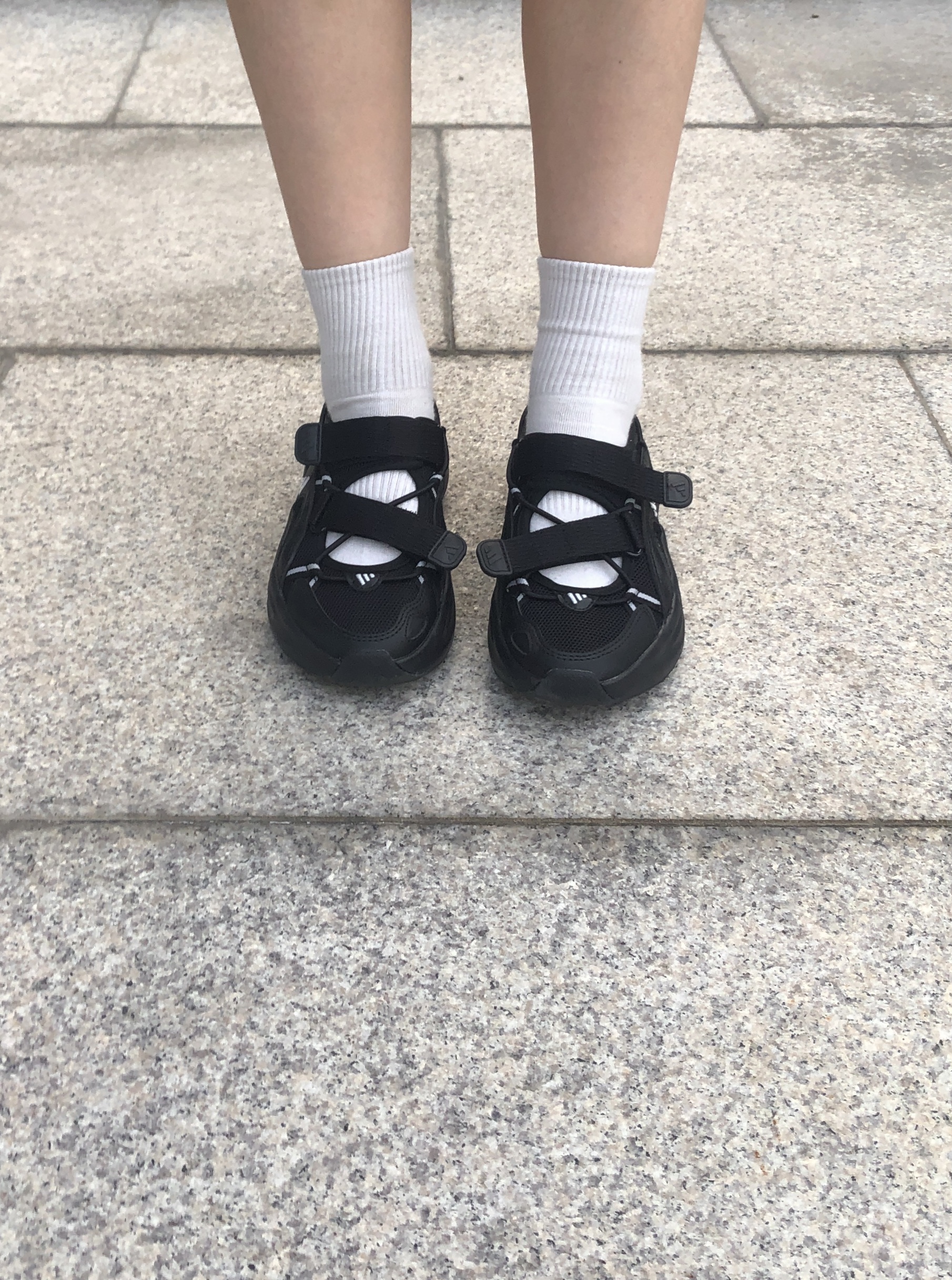 (W) Adidas Ozwave Sandal Core Black Silver Metallic 착용 스타일 - 4