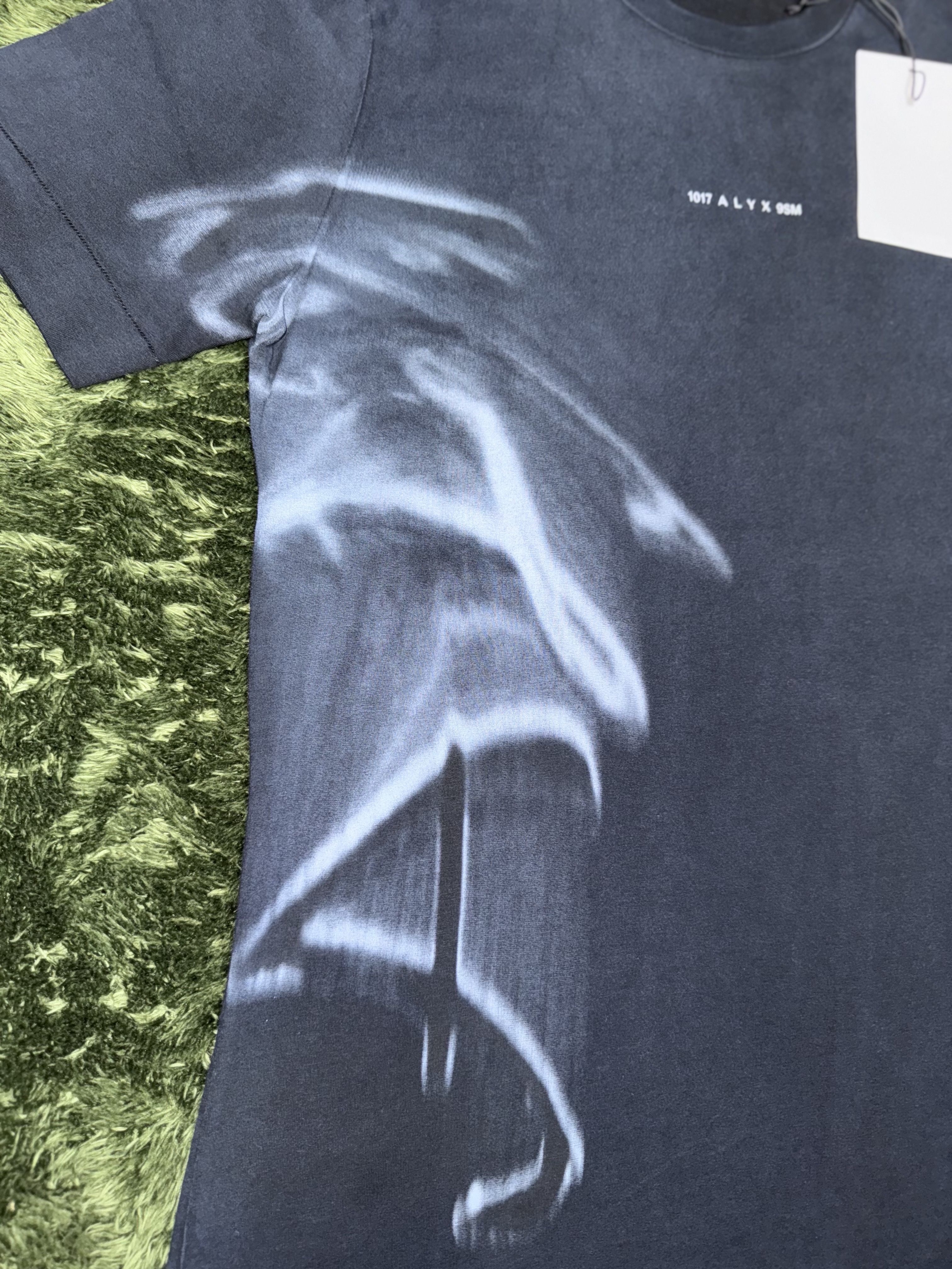 1017 Alyx 9SM Graphic S/S T-Shirt Black 착용 스타일 - 4