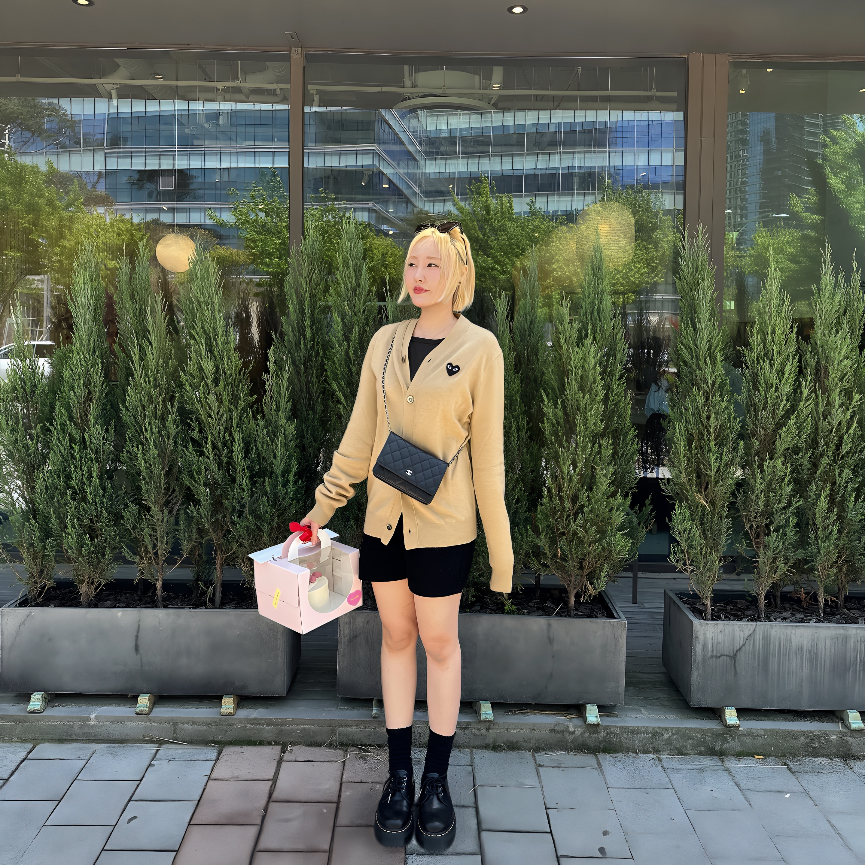 Play Comme des Garcons Black Heart Knit Cardigan Beige, Chanel Classic Wallet On Chain Lambskin & Silver Black 착용 스타일 - 3