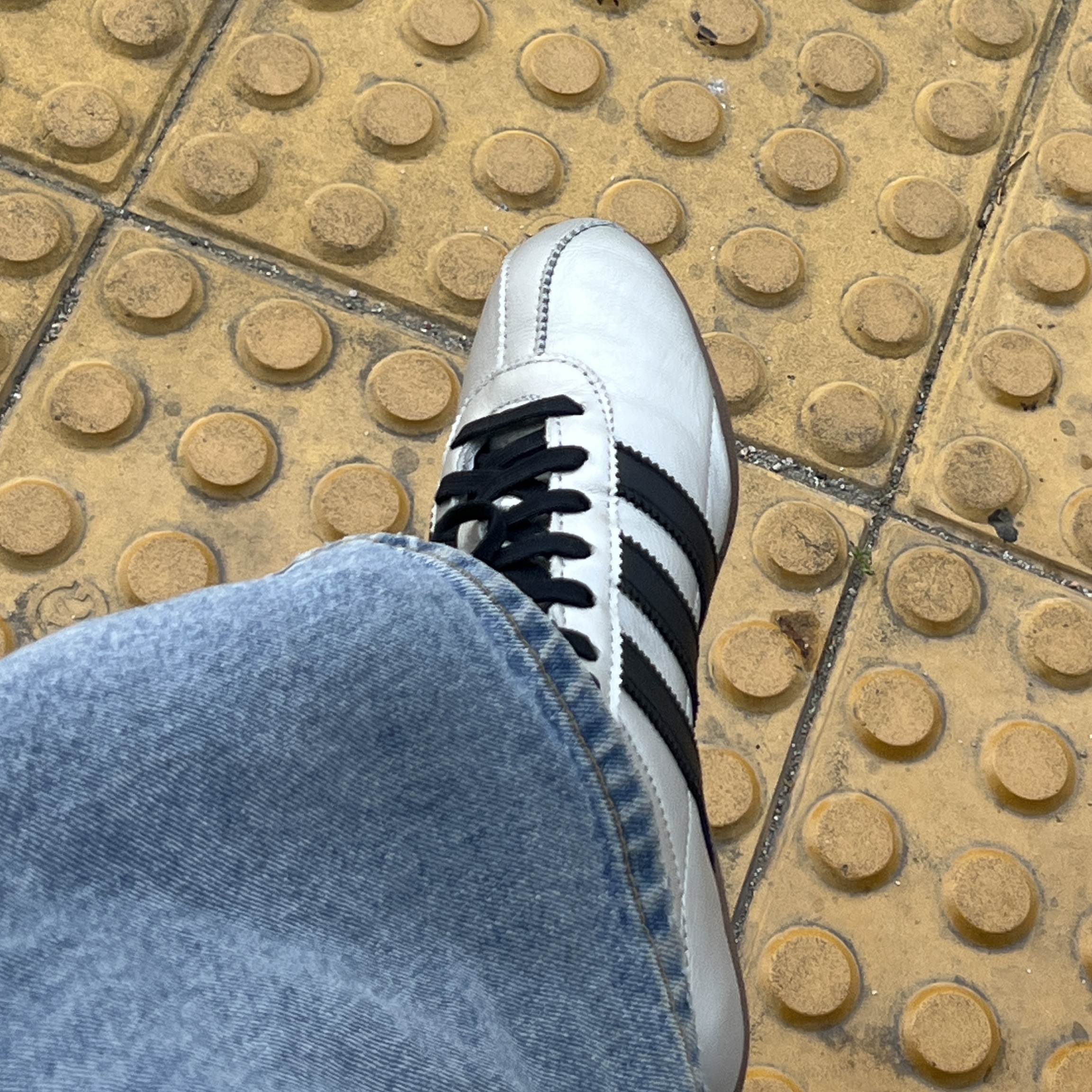 (W) Adidas Tokyo Silver Metallic Core Black 착용 스타일