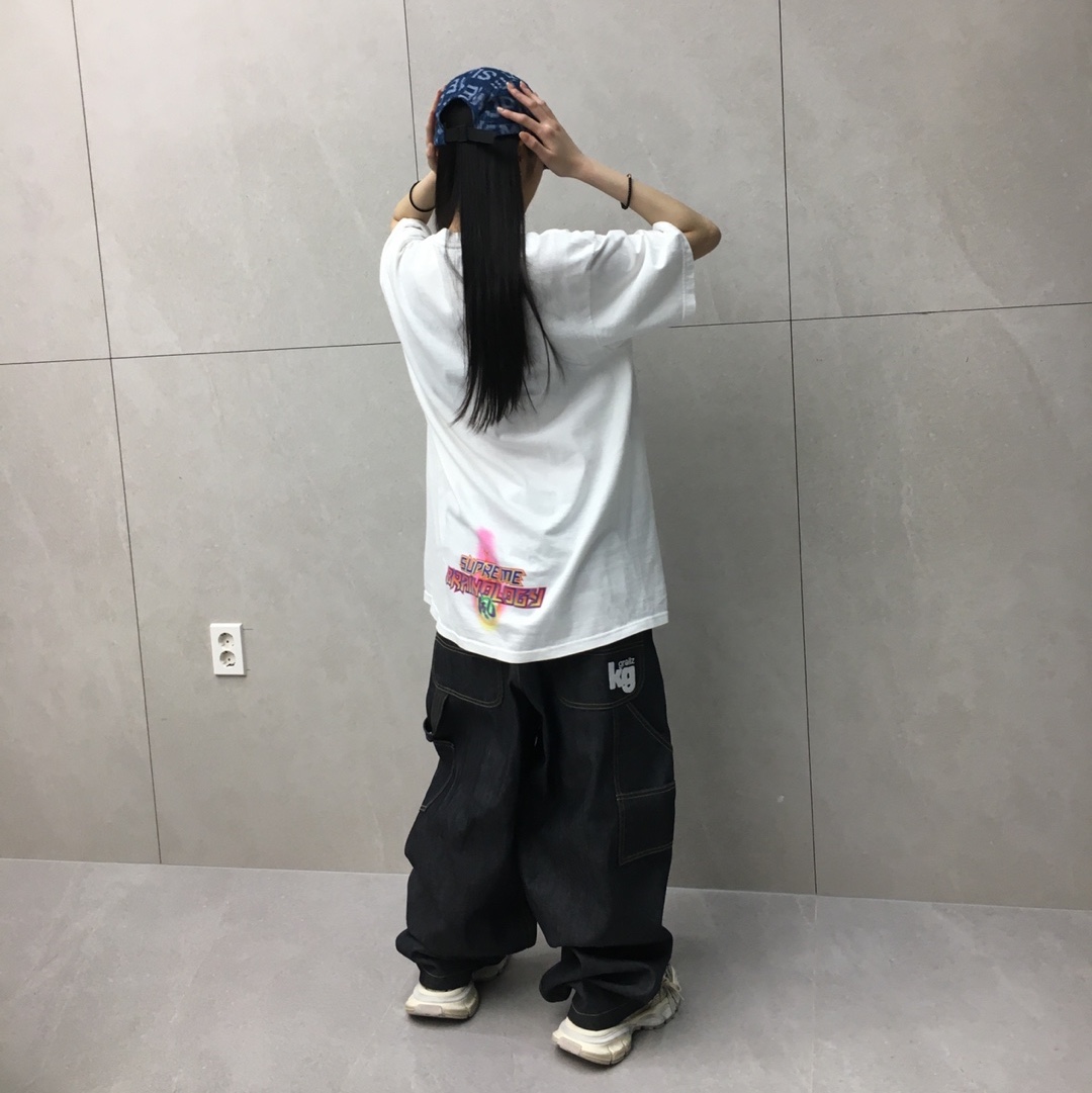 Supreme Electromagnetic T-Shirt White - 24SS, Supreme Terry Spellout Camp Cap Blue - 22SS 착용 스타일 - 1