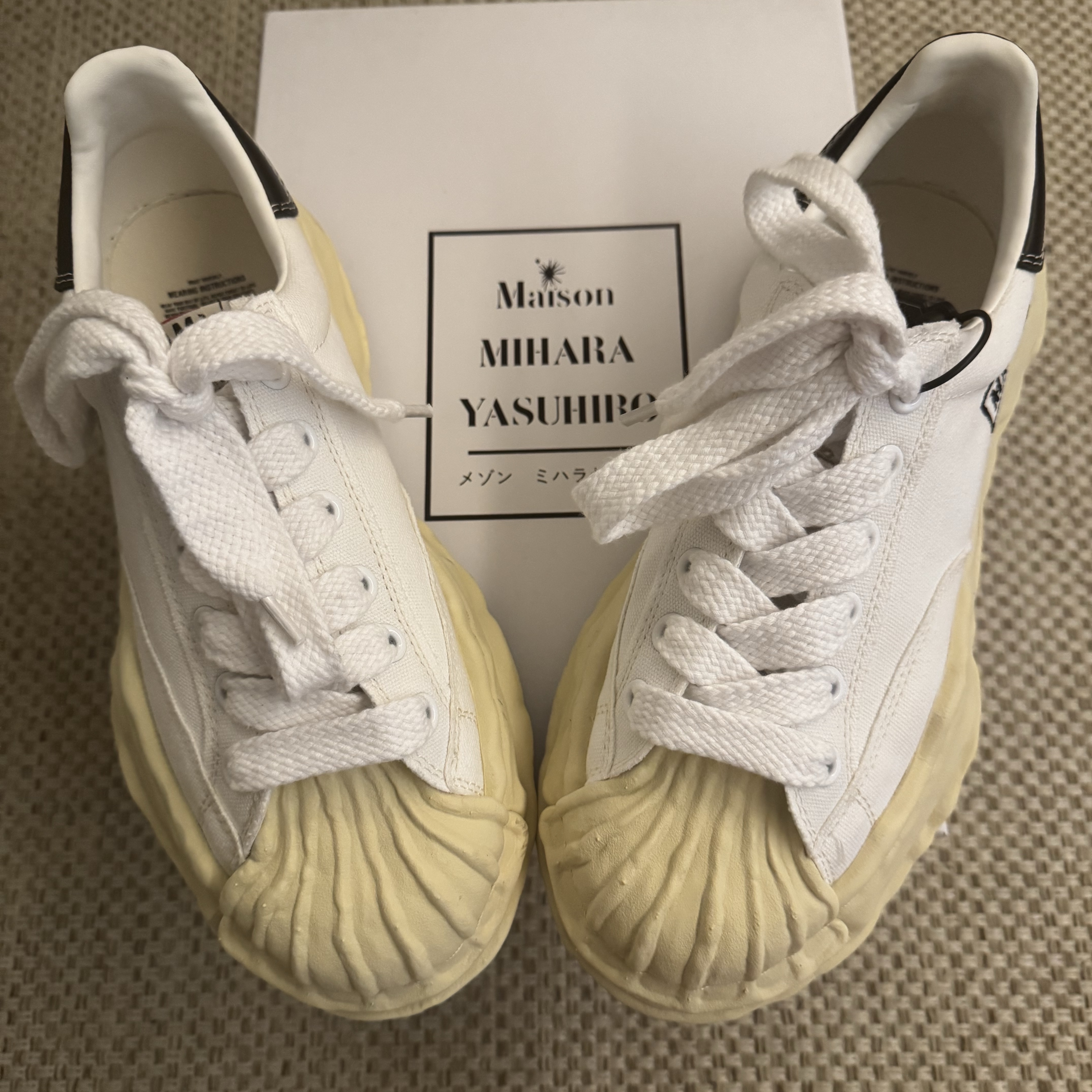 Maison Mihara Yasuhiro Blakey VL OG Sole Canvas Low-top Sneakers White 착용 스타일