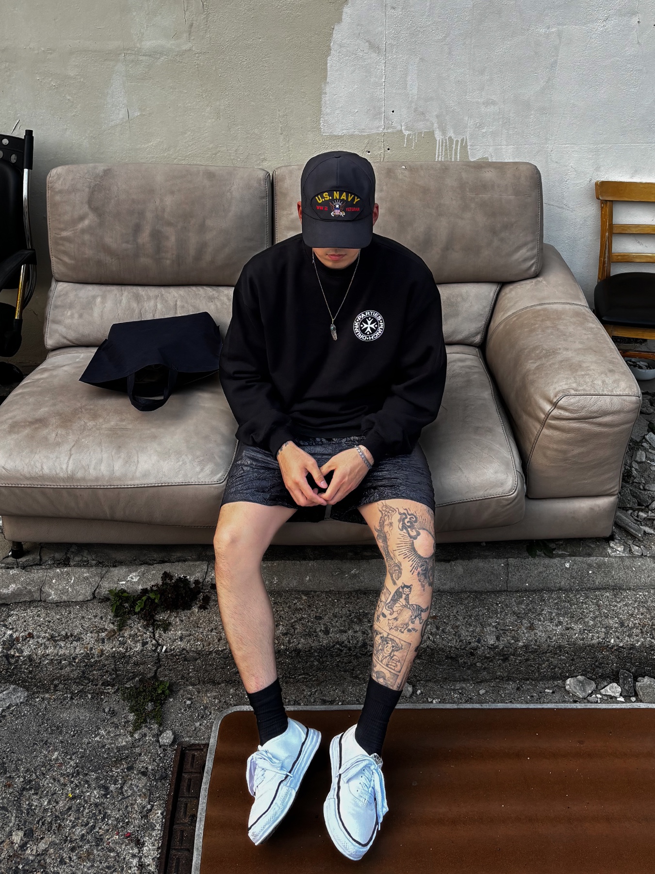Wapworks Crease Baggy Shorts, Punch Drunk Parties Circle Logo Sweatshirts BLACK 착용 스타일 - 1