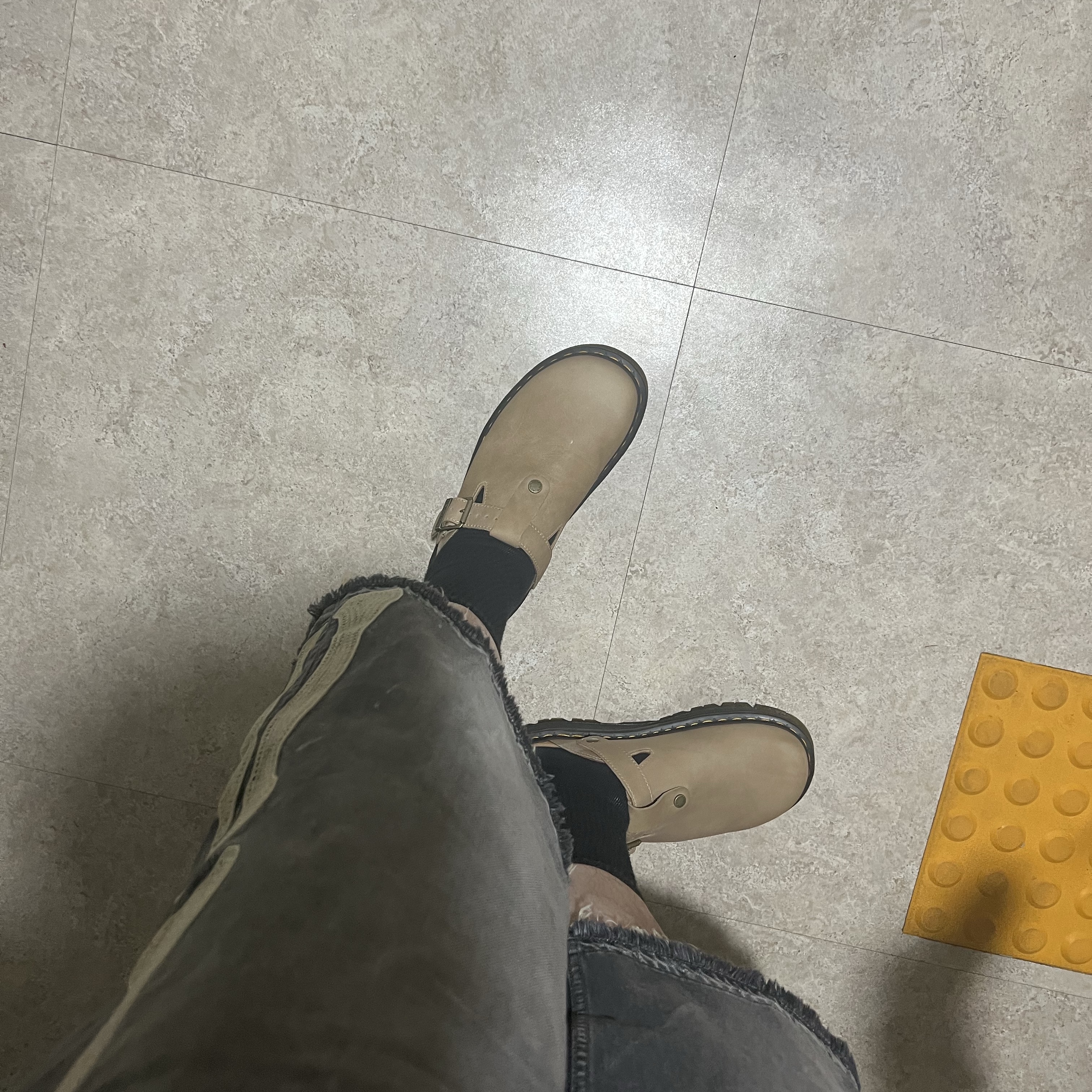 [KREAM 단독] Dr. Martens Zebzag Mule Wilderness Porcelain - 25SS 착용 스타일