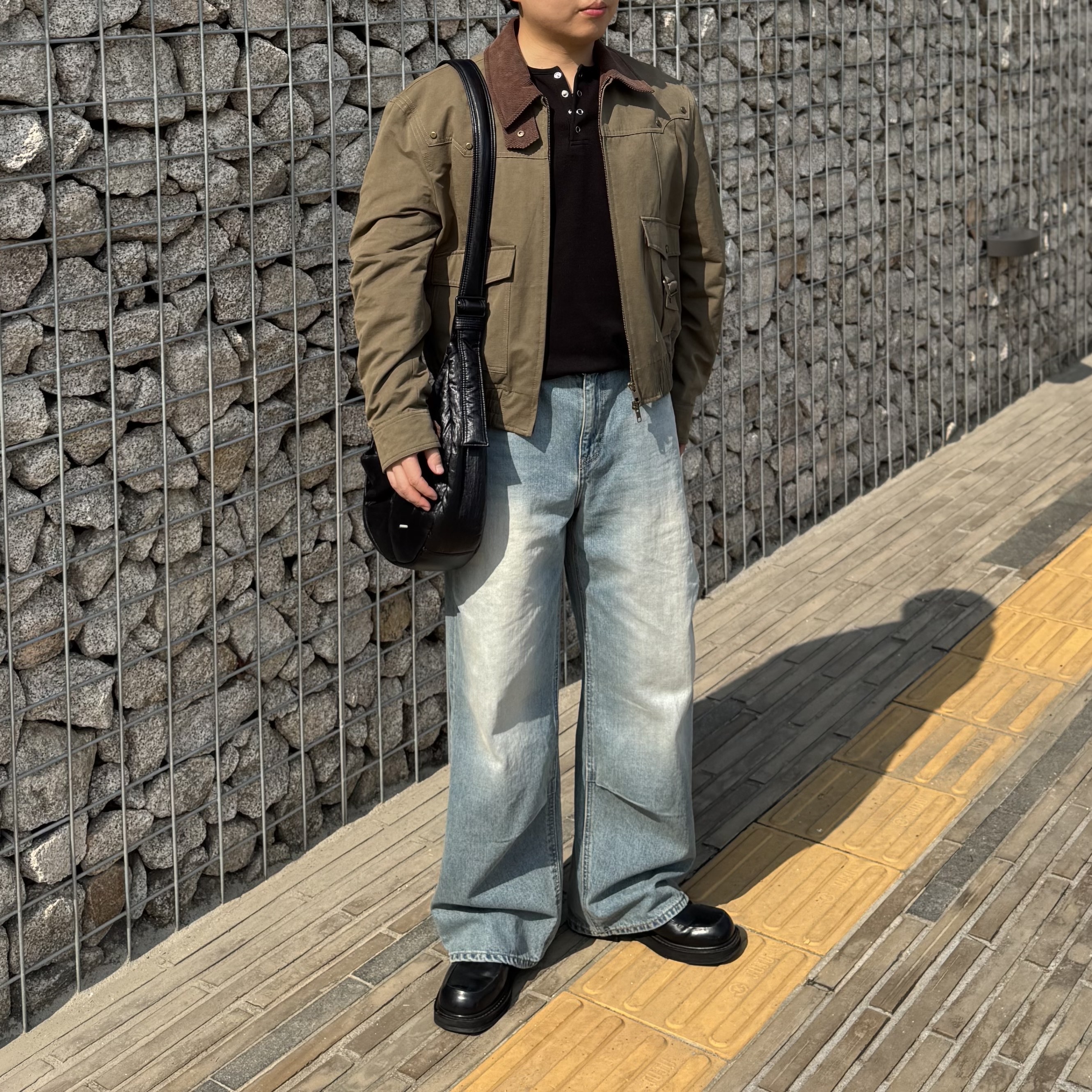 LEARVE Cove Hook Henley Neck T-Shirt Black, noun Straight Denim Pants Mid Blue 착용 스타일 - 2