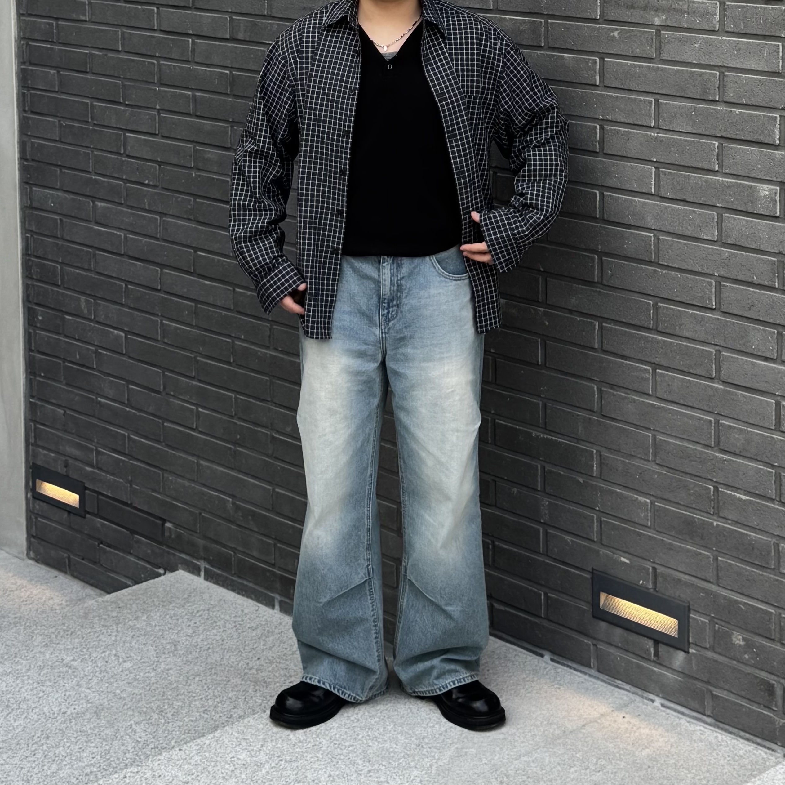noun Straight Denim Pants Mid Blue, LEARVE Cove Hook Henley Neck T-Shirt Black 착용 스타일 - 2