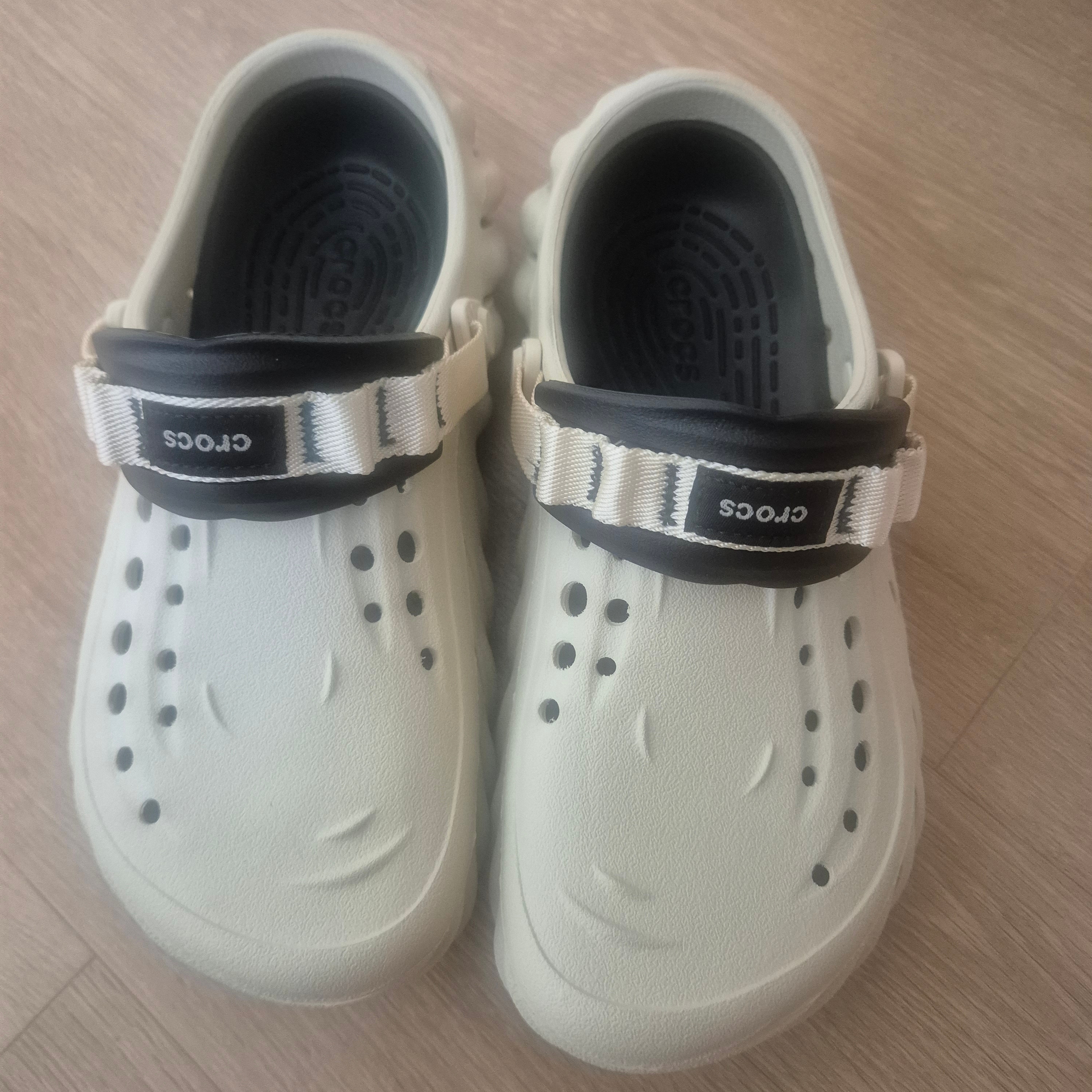 Crocs Echo Clog Bone Black 착용 스타일