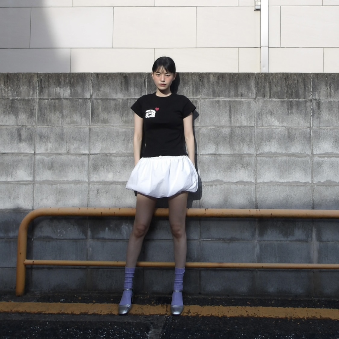 [예약 배송] AEAE Dot Small Letter Tee Black 착용 스타일