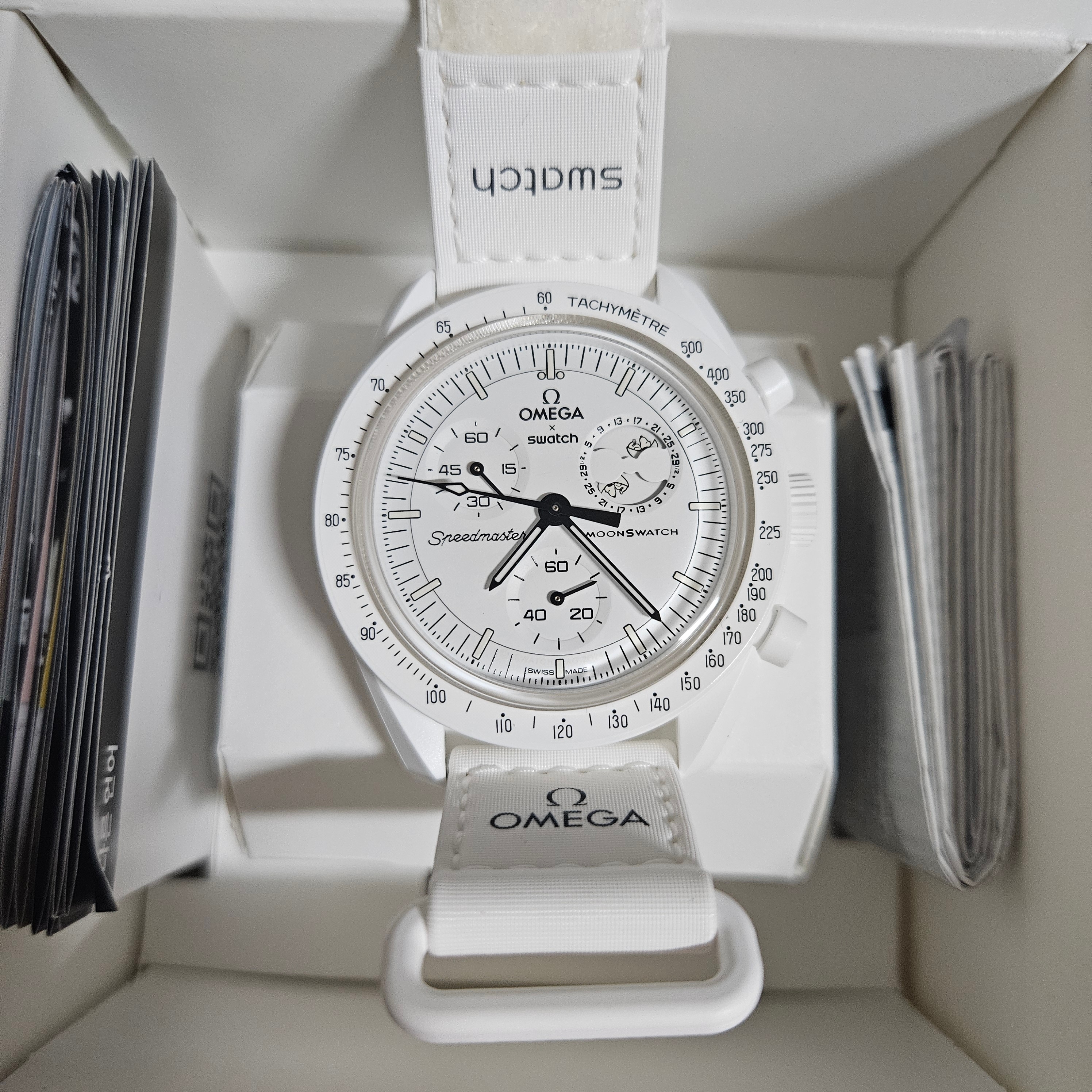 Swatch x Omega x Snoopy Bioceramic Moonswatch Mission To The Moonphase Full Moon 착용 스타일