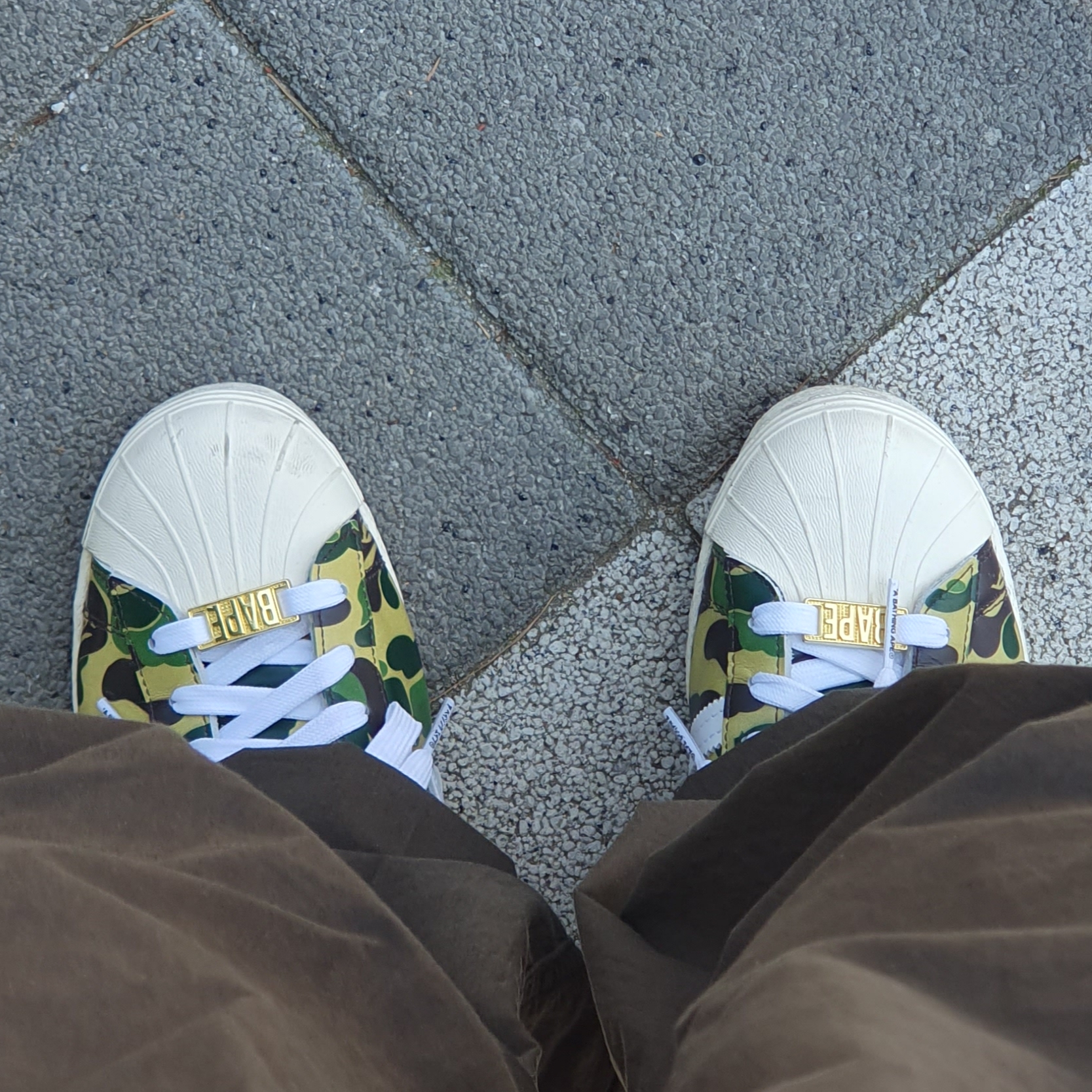 Adidas x BAPE Superstar 80s Green Camo 착용 스타일