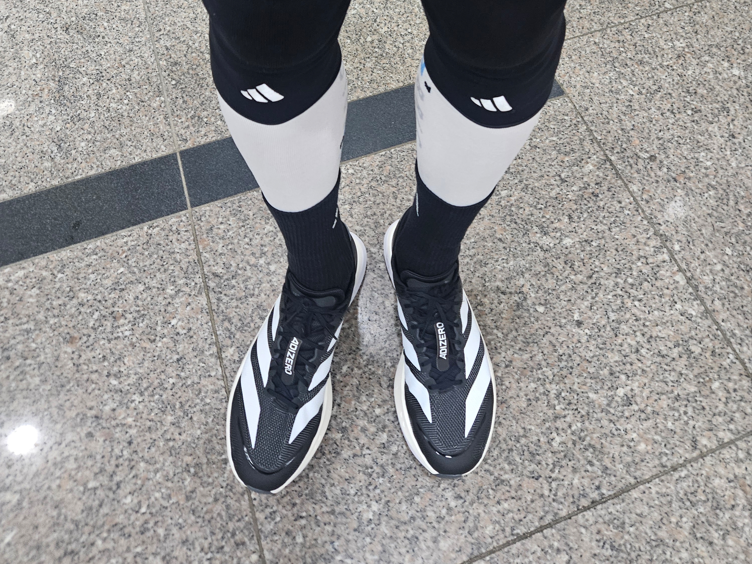Adidas Adizero Boston 13 Core Black Cloud White 착용 스타일 - 3