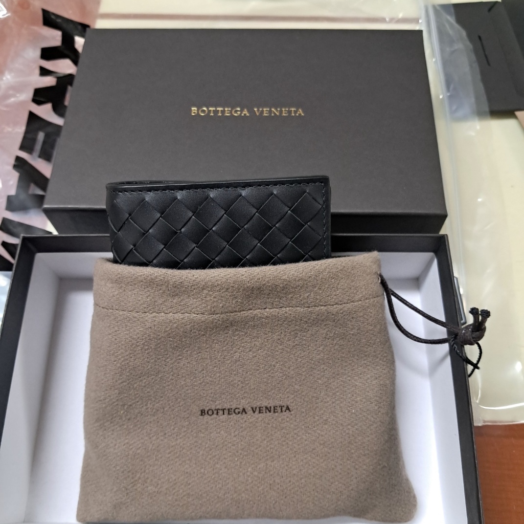 Bottega Veneta Bi-Fold Wallet Black 착용 스타일