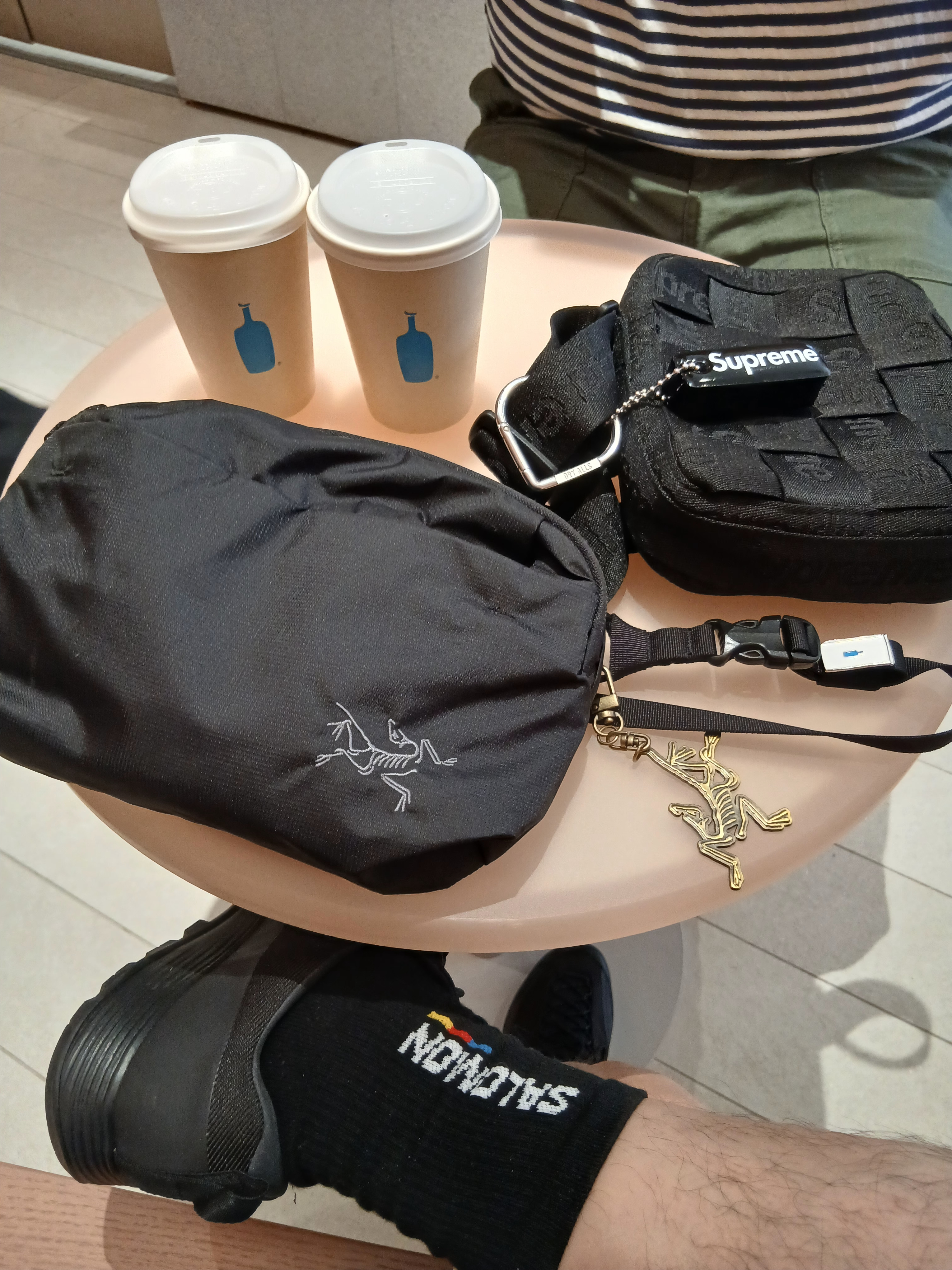 Arc'teryx Konseal FL 2 Black Carbon Copy, Arc'teryx Heliad 6 Crossbody Bag Black 착용 스타일 - 1