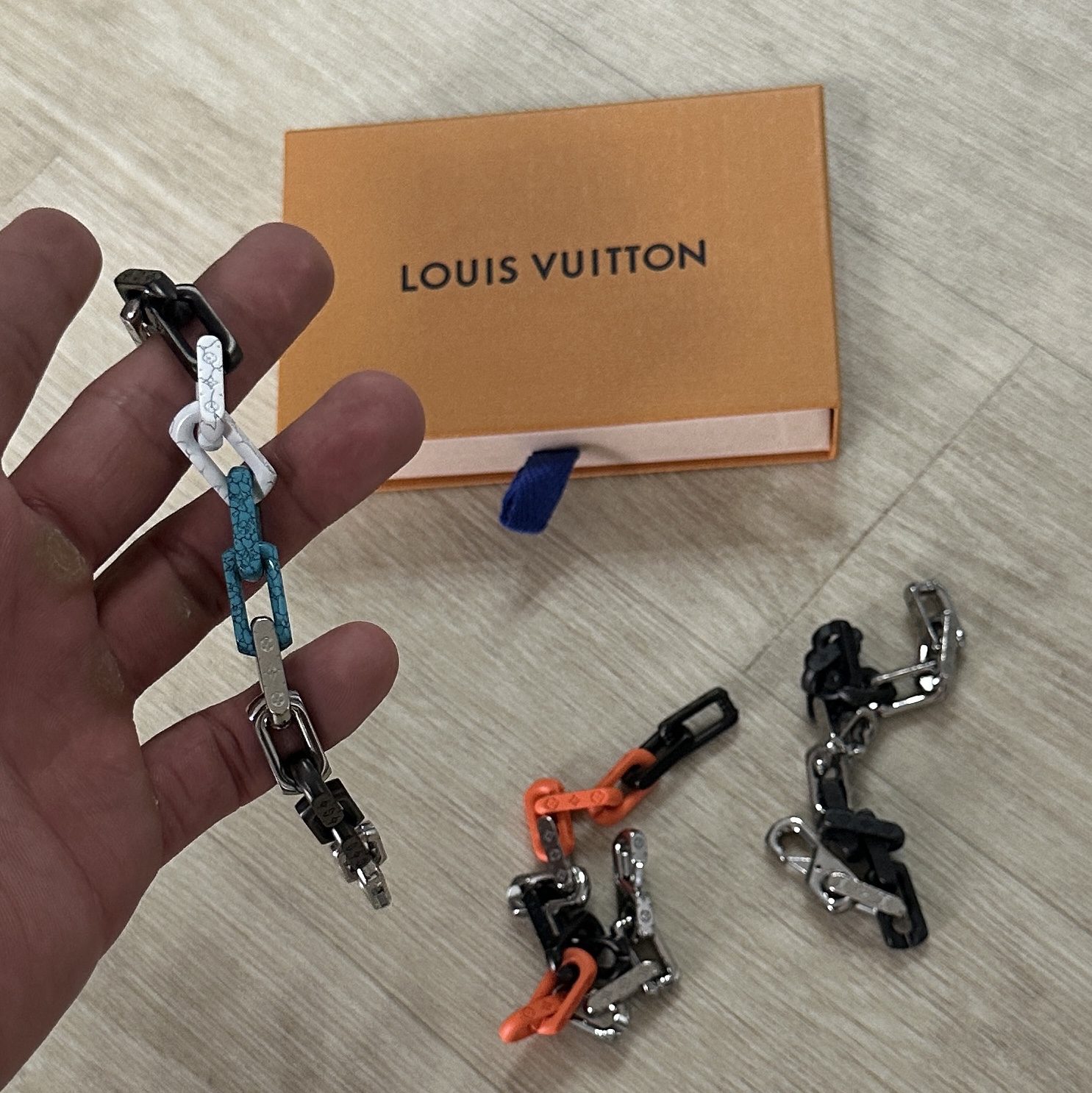 Louis Vuitton Monogram Chain Bracelet Silver Multicolor, Louis Vuitton Monogram Chain Bracelet Silver Black 착용 스타일 - 2
