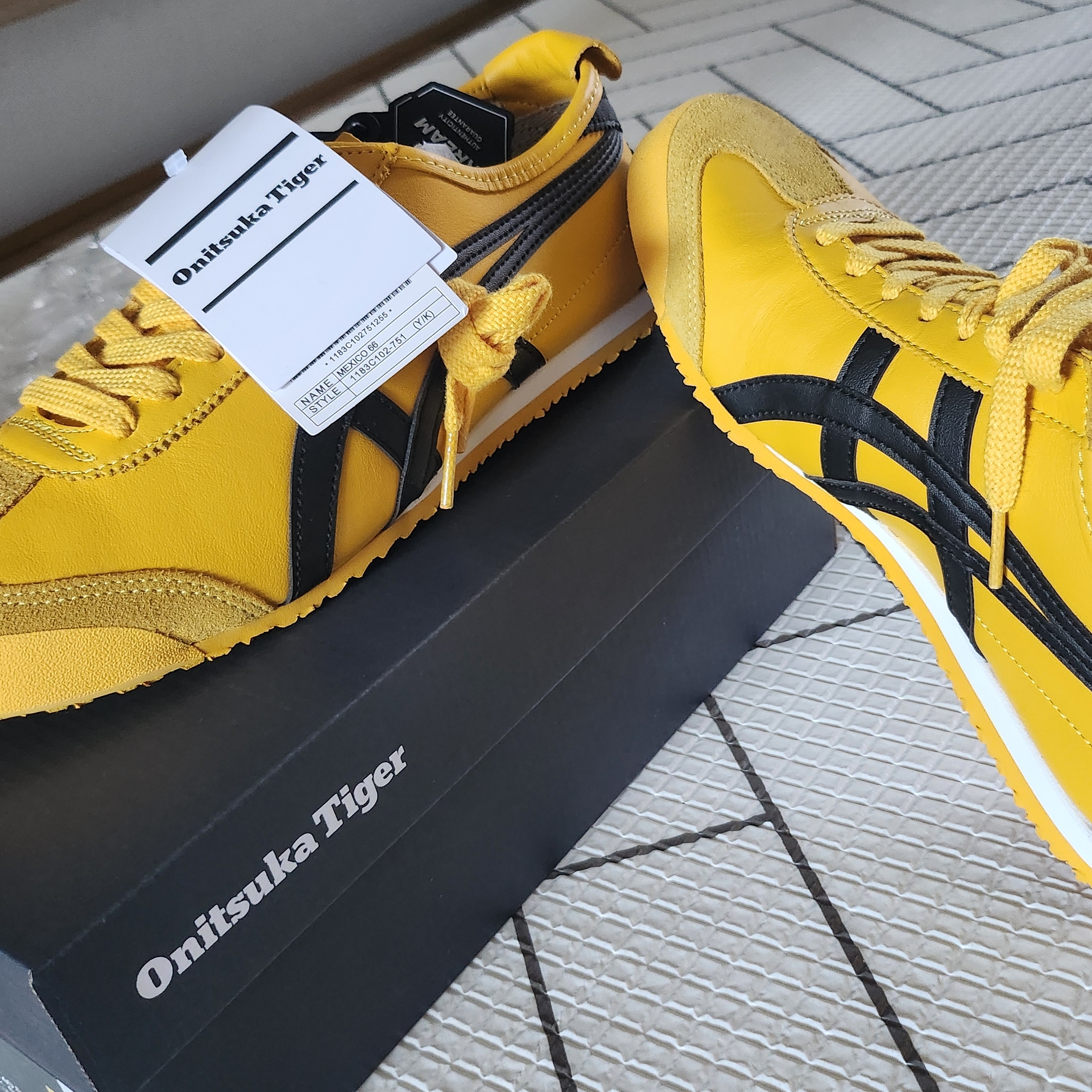 Onitsuka Tiger Mexico 66 Yellow Black 착용 스타일 - 2
