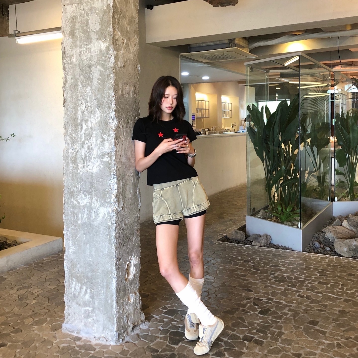 Thevinylhouse Star T-Shirt Black 착용 스타일