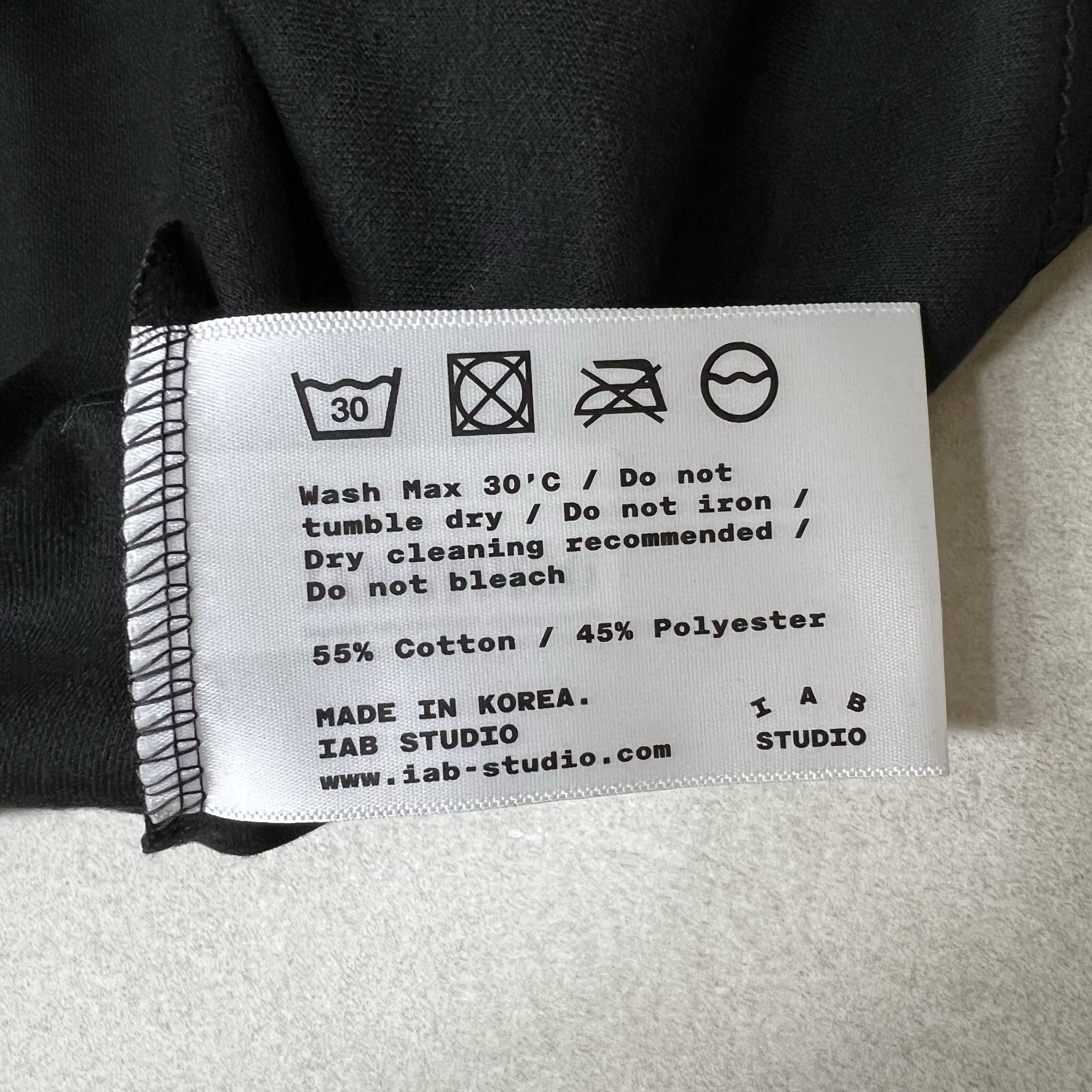 IAB Studio Basic T-Shirt Black White 착용 스타일 - 3