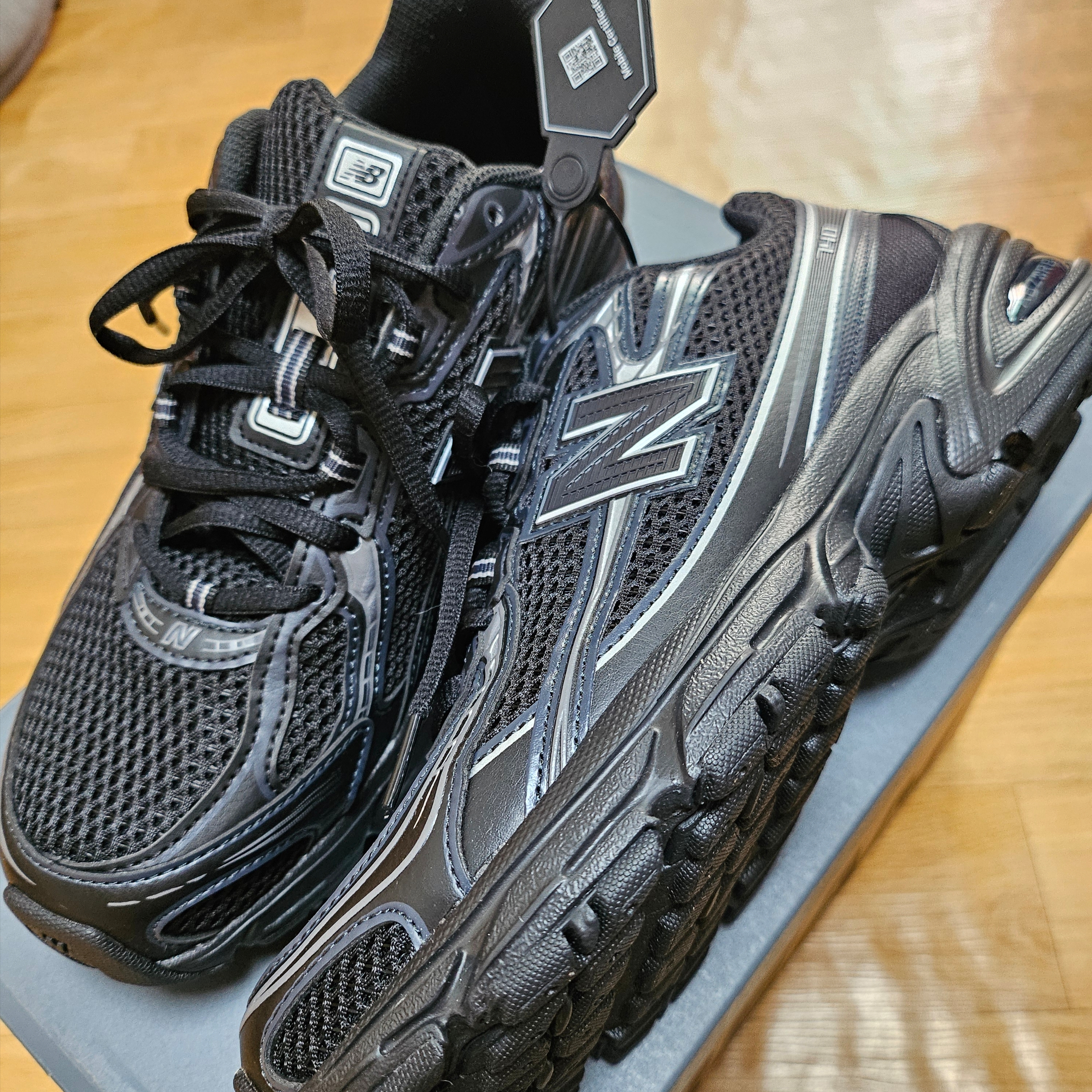 New Balance 740v2 Black Silver Metallic 착용 스타일 - 1