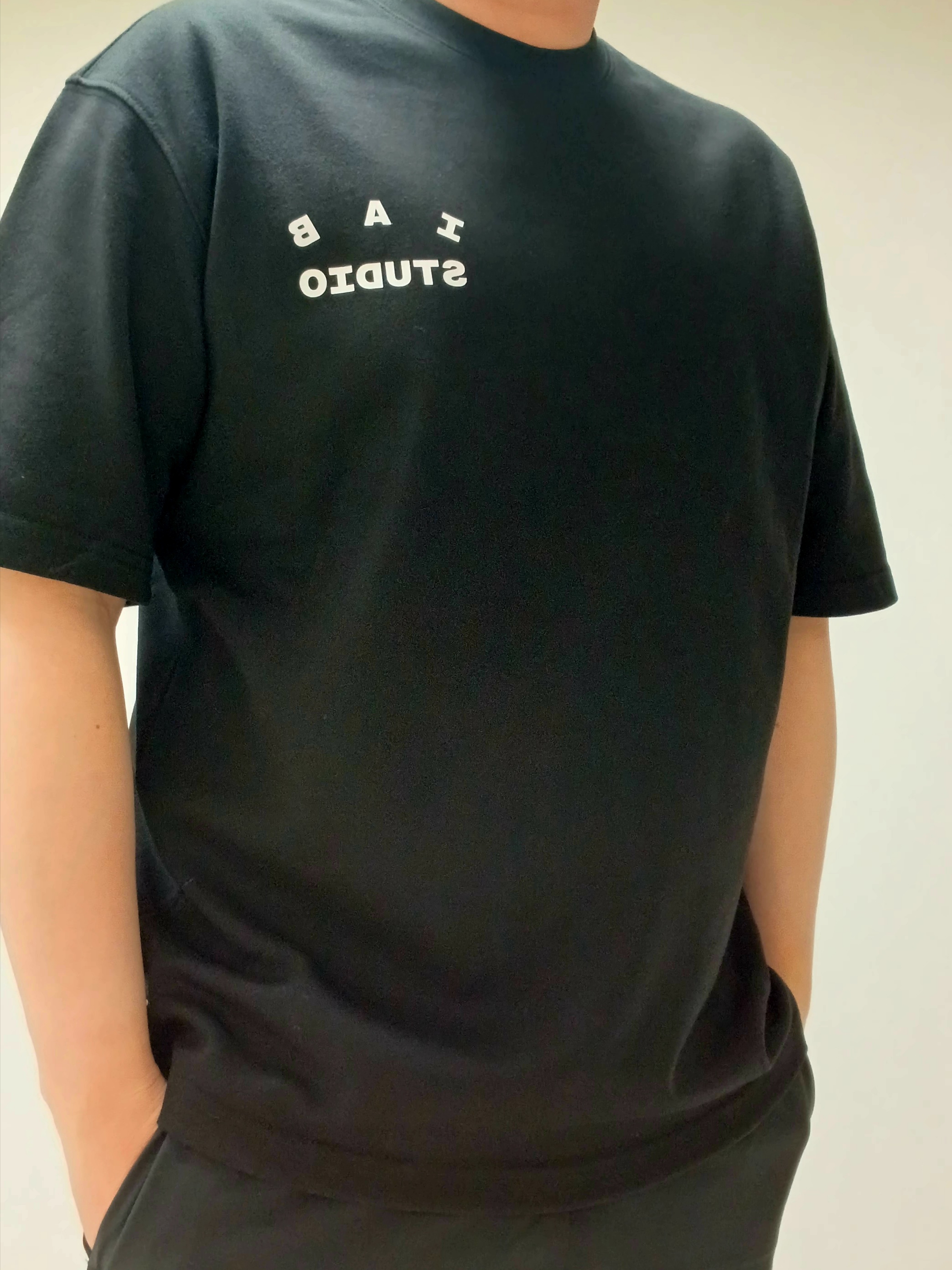 IAB Studio Basic T-Shirt Black White 착용 스타일 - 2