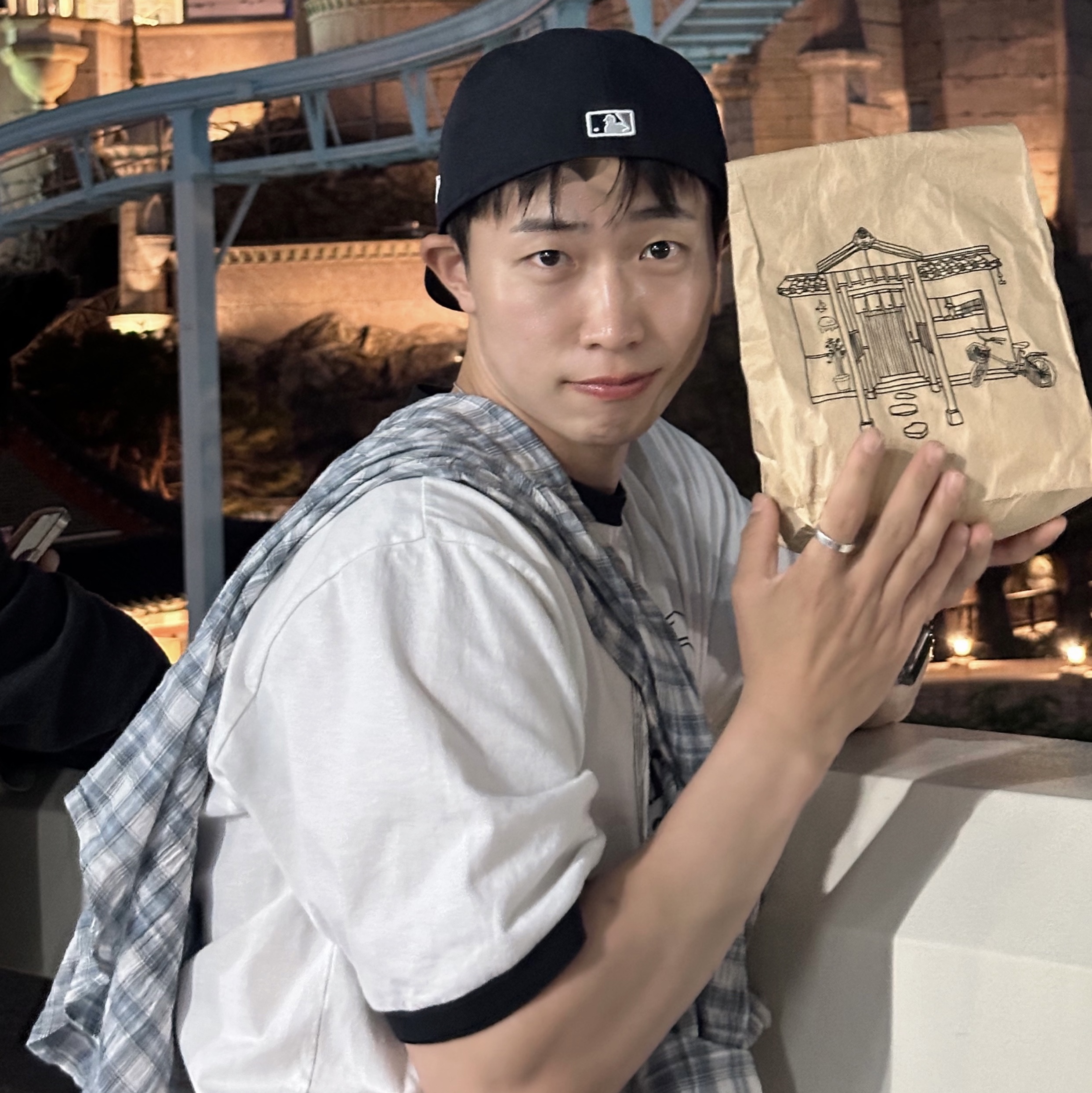 New Era 59Fifty MLB Authentic New York Yankees Game Navy, Adidas VL Court Base Cloud White Core Black 착용 스타일 - 2