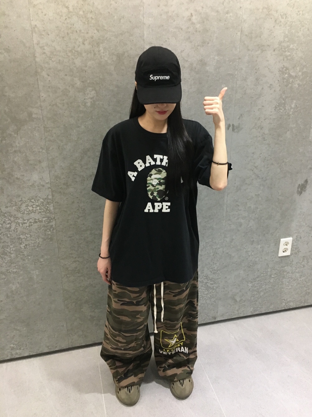 Adidas Yeezy Foam RNNR Stone Sage, Supreme Washed Chino Twill Camp Cap Black 착용 스타일 - 3