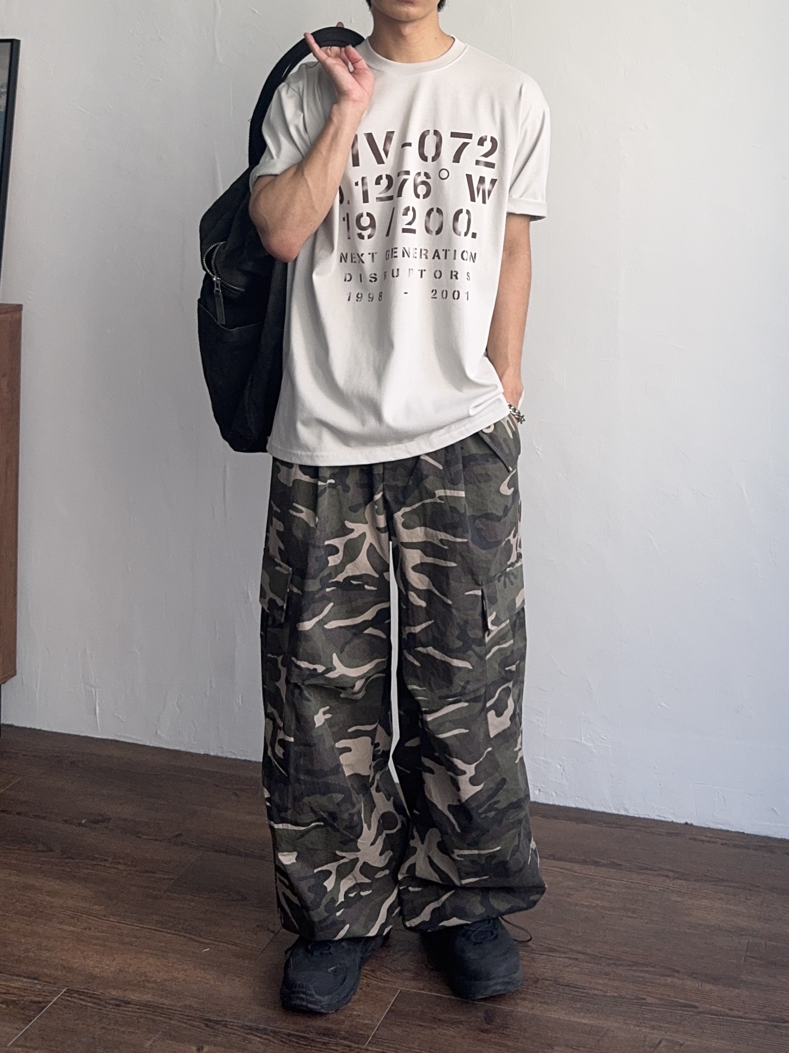 Stussy Canvas Flight Bag Washed Black, Hoka Kaha 2 Gore-Tex Black 착용 스타일 - 1