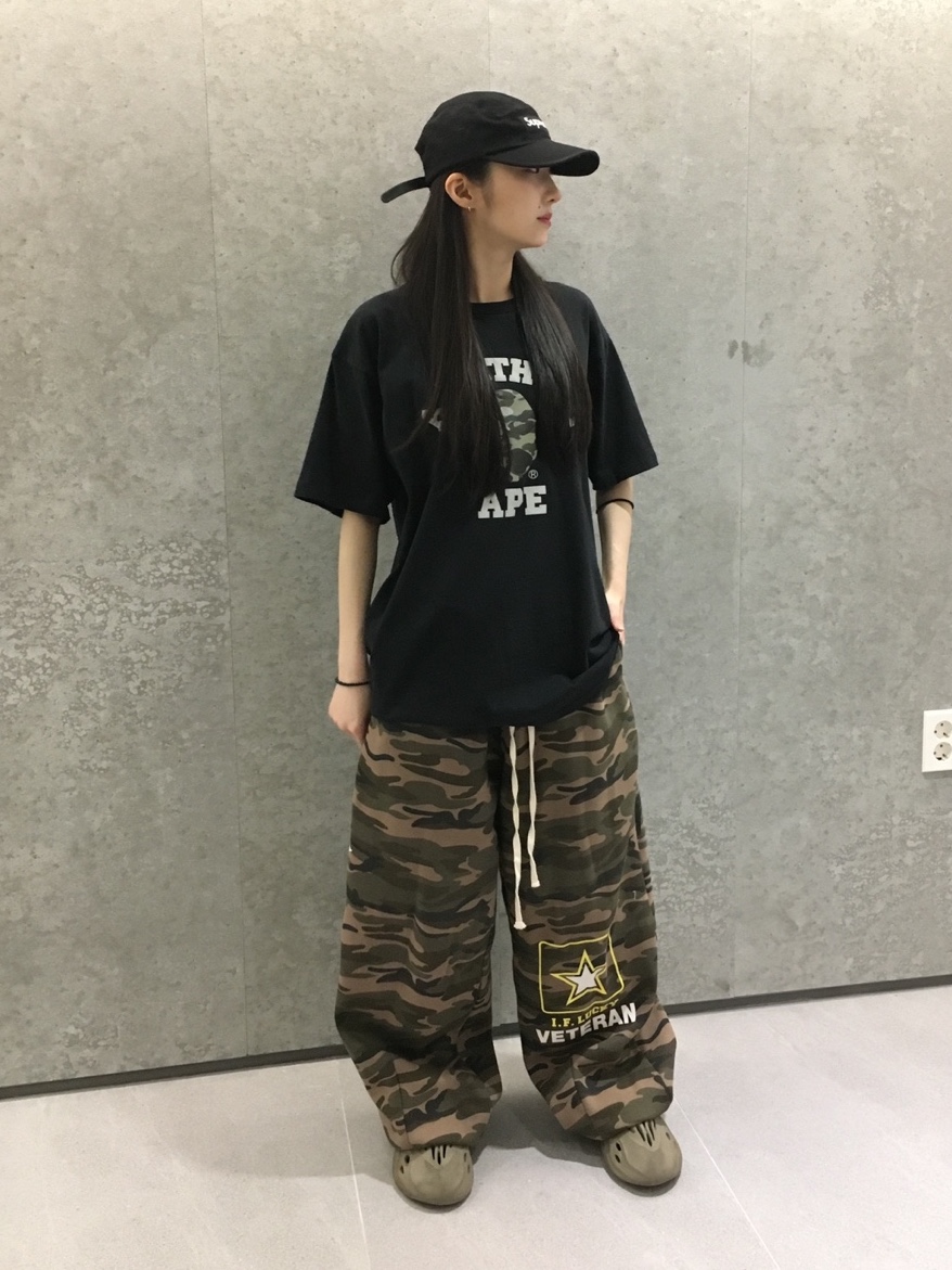 Adidas Yeezy Foam RNNR Stone Sage, Supreme Washed Chino Twill Camp Cap Black 착용 스타일 - 1