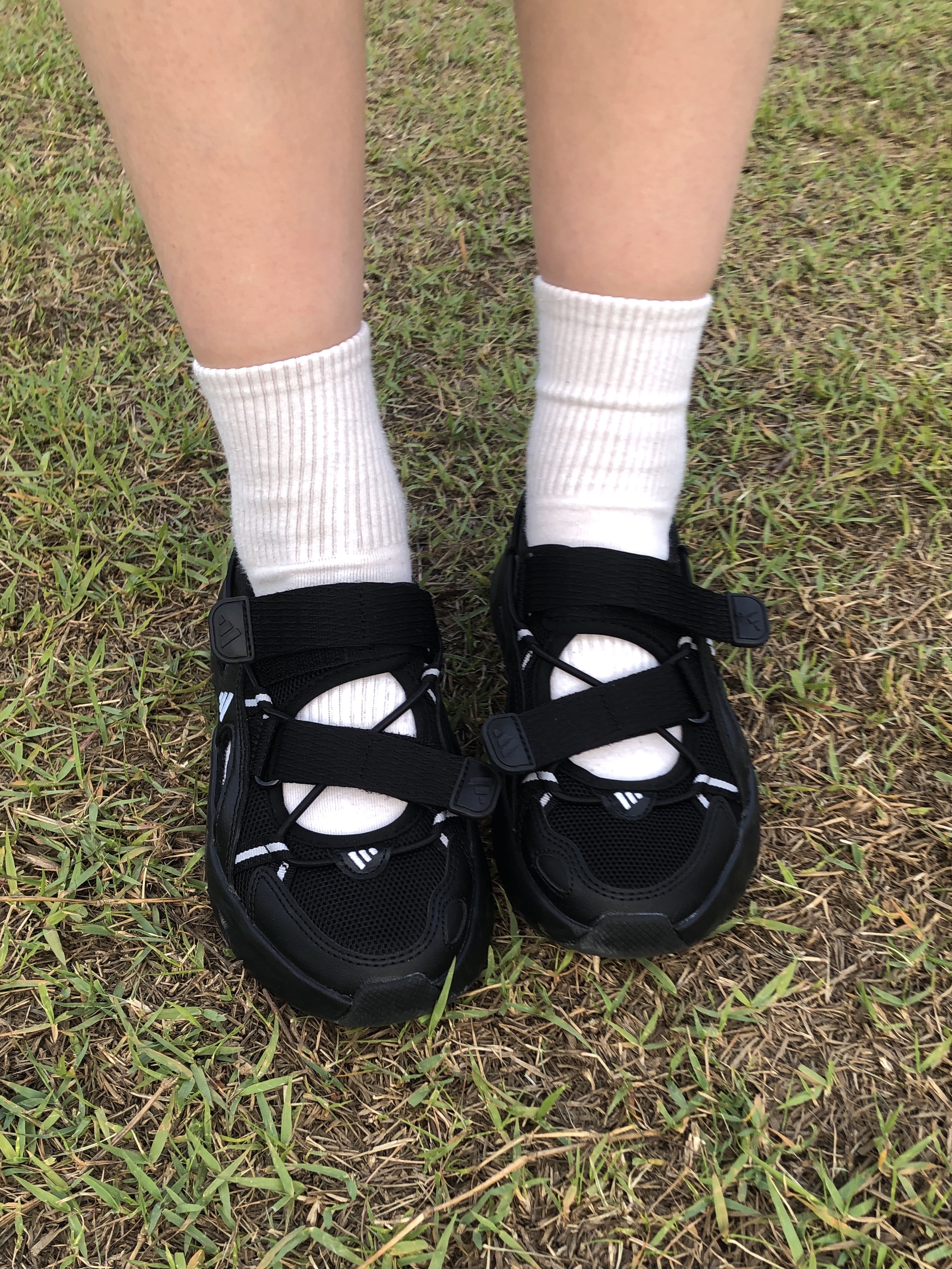 (W) Adidas Ozwave Sandal Core Black Silver Metallic 착용 스타일 - 2