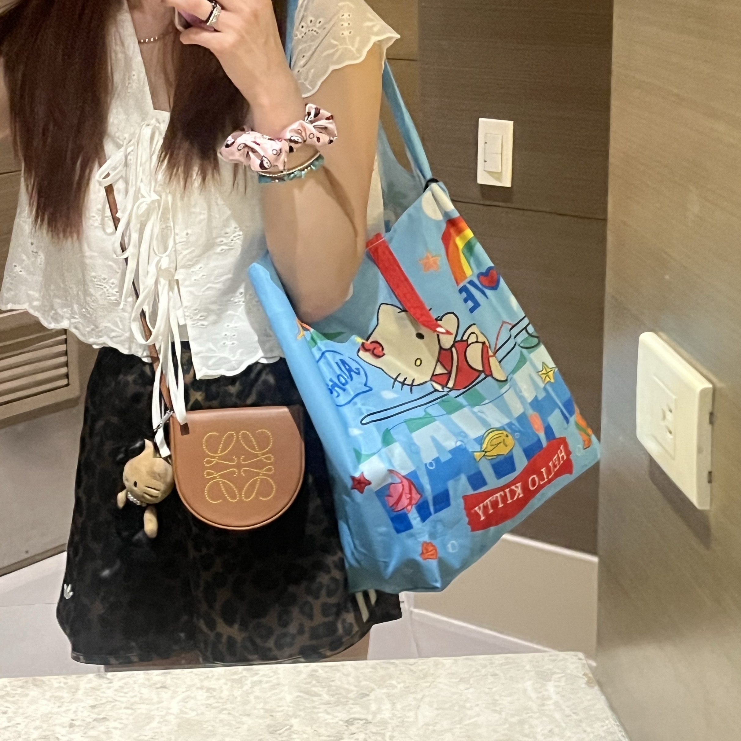 (W) Adidas Originals Satin Shorts Multicolor Bronze Strata - KR Sizing, Sanrio Hello Kitty Foldable Tote Bag Ocean 착용 스타일 - 2
